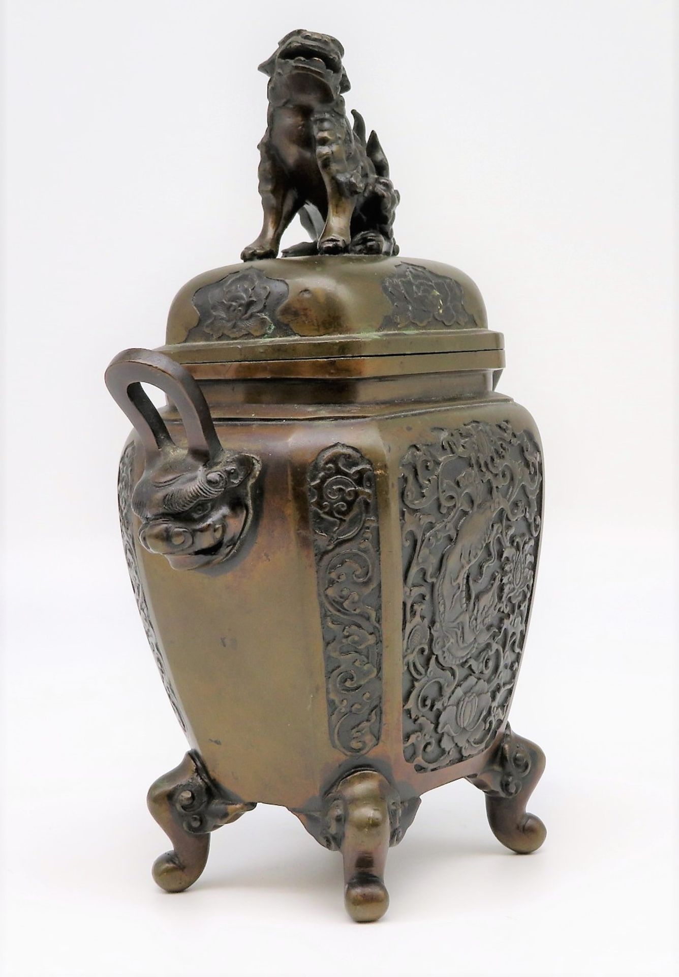 Koro, China, um 1900, Bronze, Drachendekor, 23 x 17 x 9 cm. - Image 2 of 4