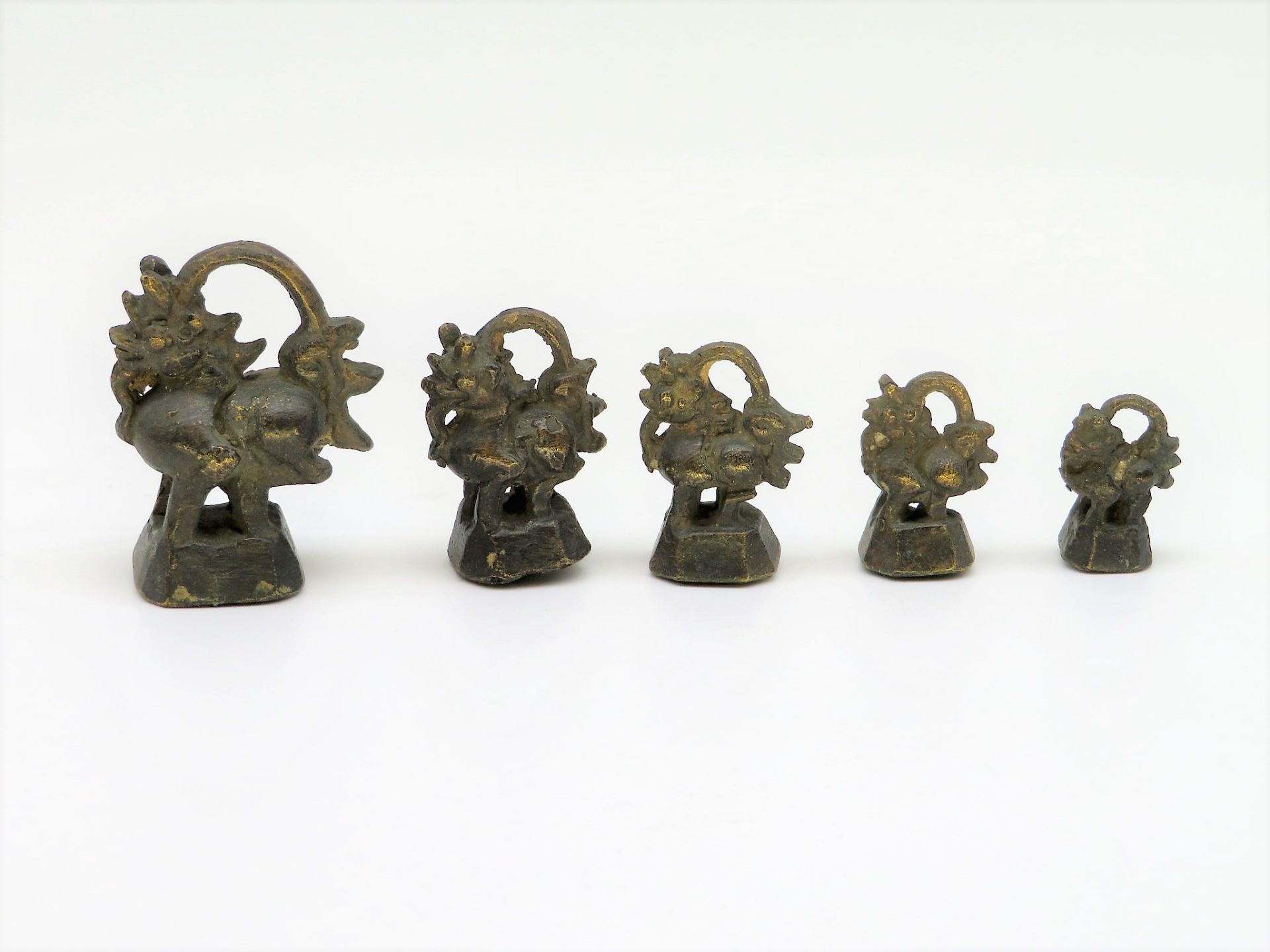 5 Opiumgewichte in Form von Hähnen, Burma, Bronze, diverse Größen, h 2,5 bis 5 cm.