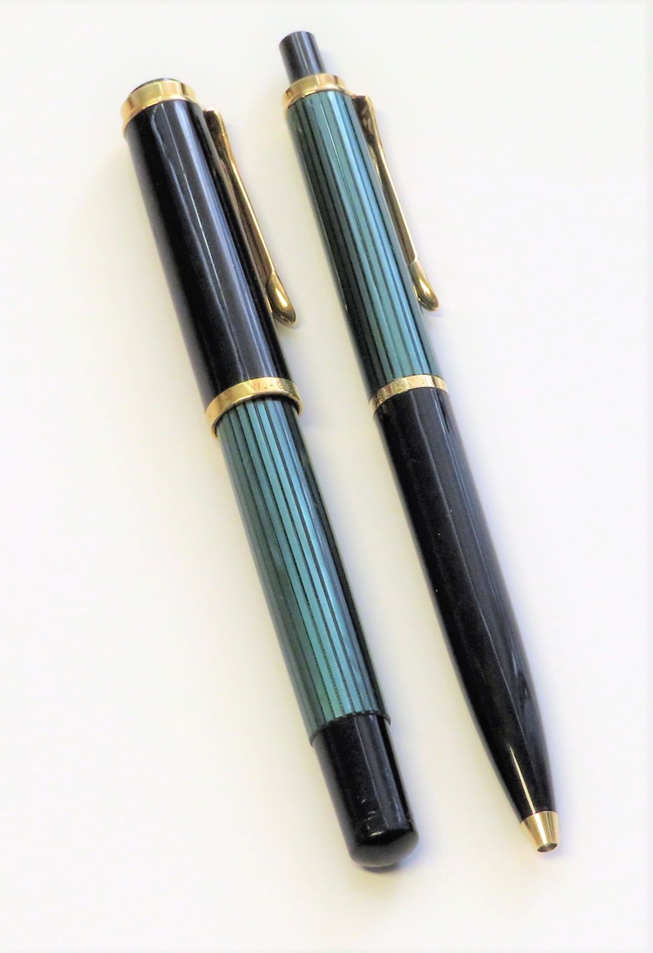 2 Kugelschreiber, Pelikan, Funktionsfähigkeit nicht geprüft, l 12,5/13,5 cm.