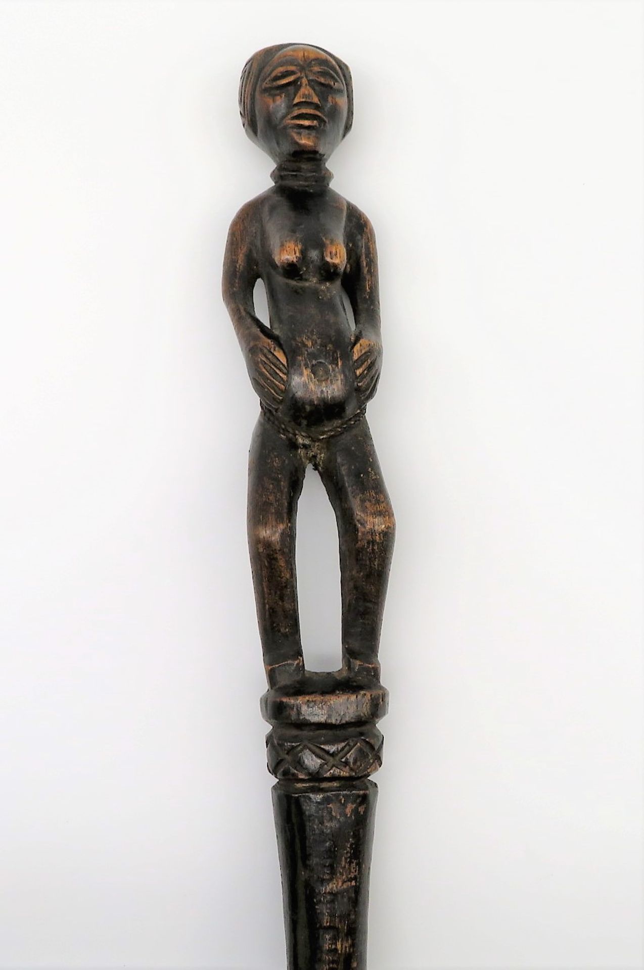 Zeremonienstab, Afrika, Angola, Lunda, alt, Holz geschnitzt, l 56 cm, d 5,5 cm. - Bild 2 aus 2