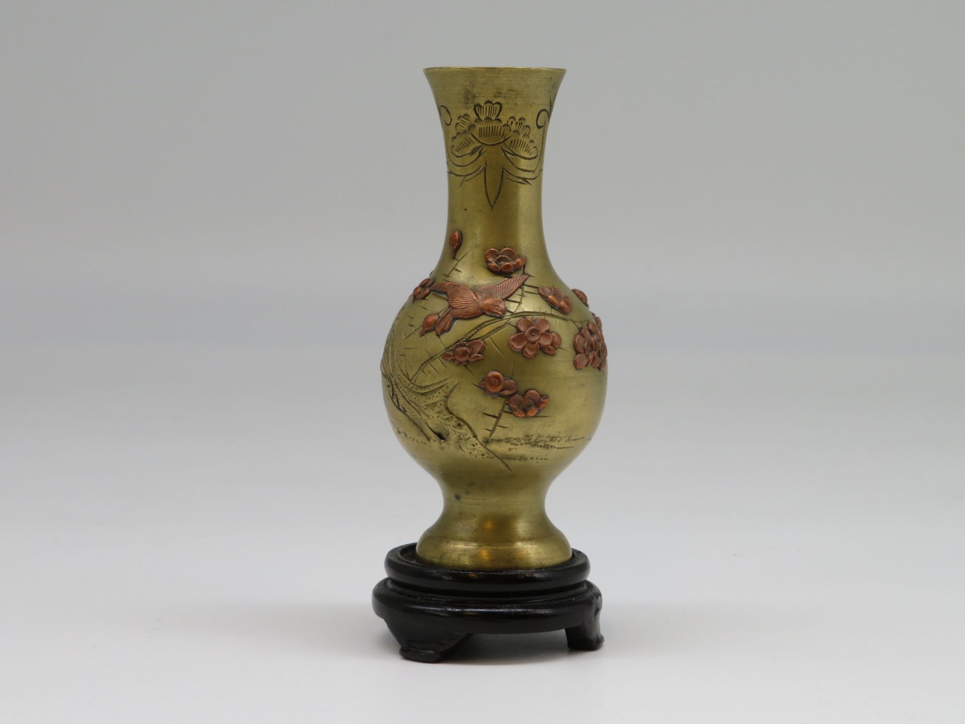 Vase, Japan, Messing mit floraler Kupferreliefauflage, Holzsockel, h 12 cm, d 5 cm.