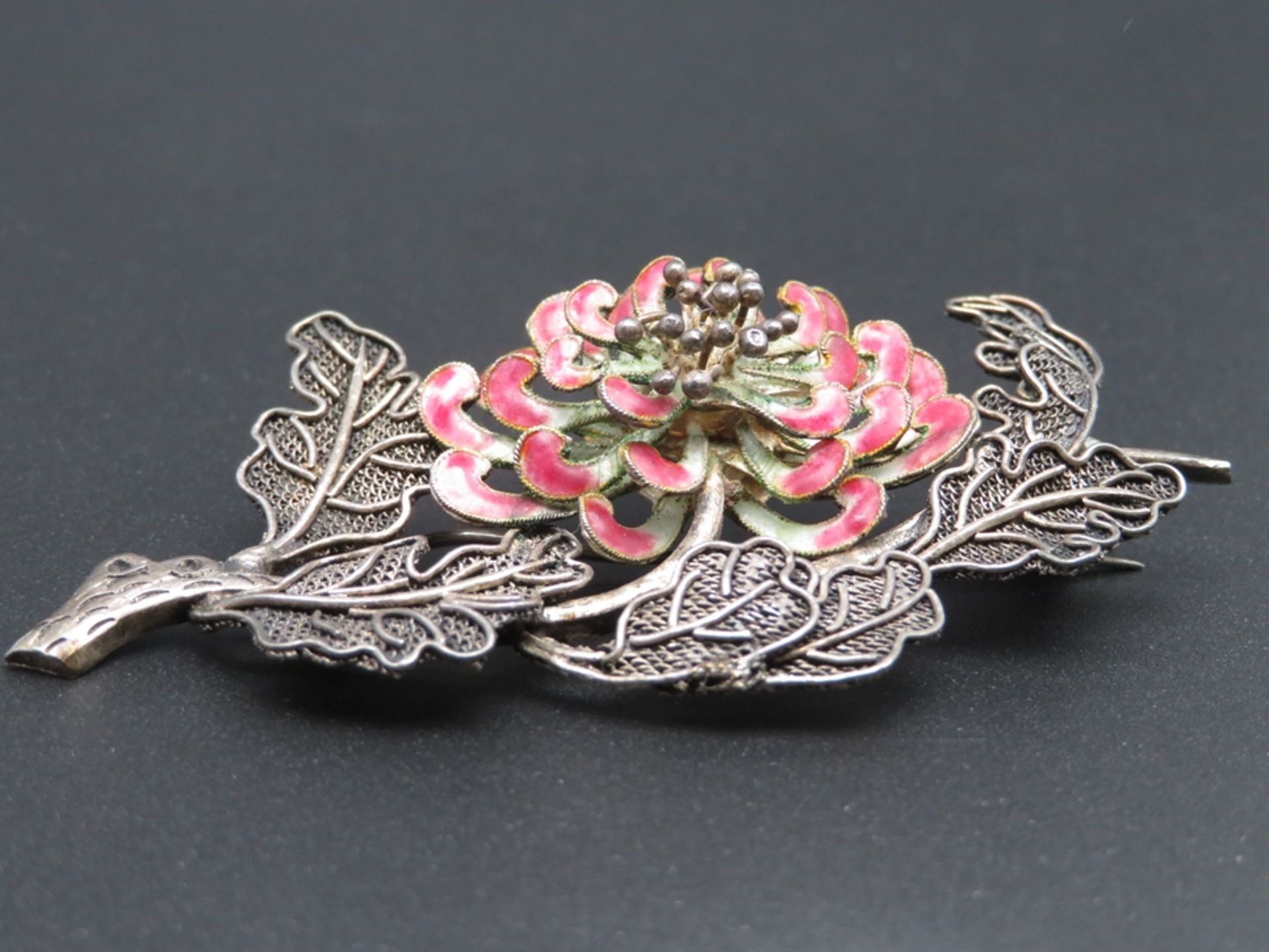 Brosche in Form einer Chrysantheme, wohl China, Silber, teils durchbrochen gearbeitet, Blütenblätte