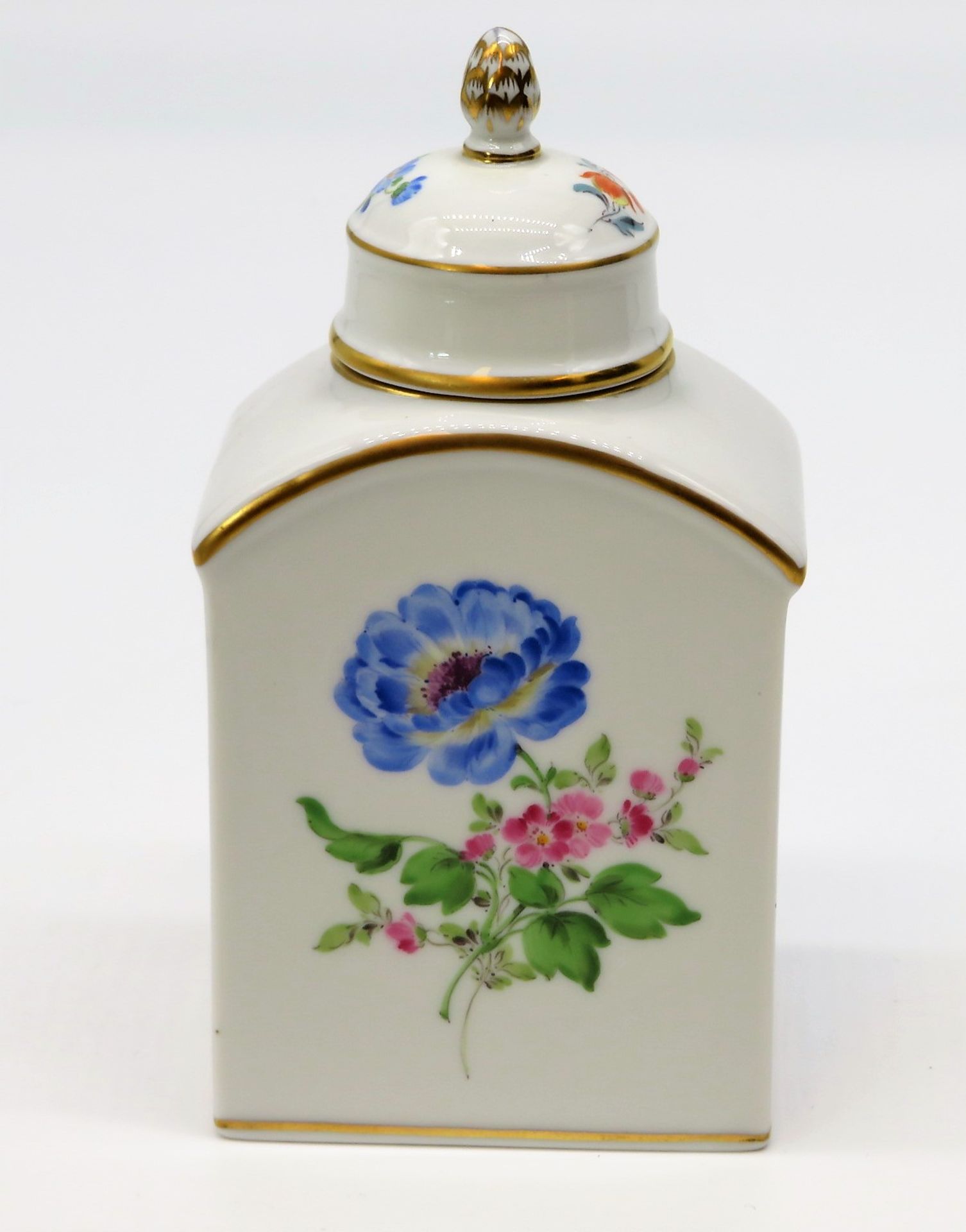 Teedose, Meissen, Weißporzellan mit polychromer Blütenmalerei, unterglasurblaue Schwertermarke, 2 S - Image 2 of 2