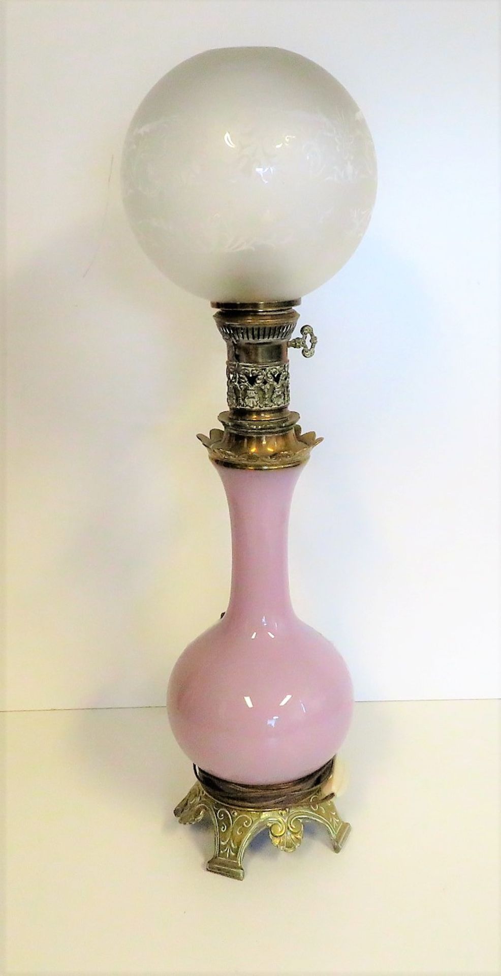 Petroleumlampe, 19. Jahrhundert, blasslilafarbenes Opalinglas, Messingmontur, geätzter Glasschirm, 