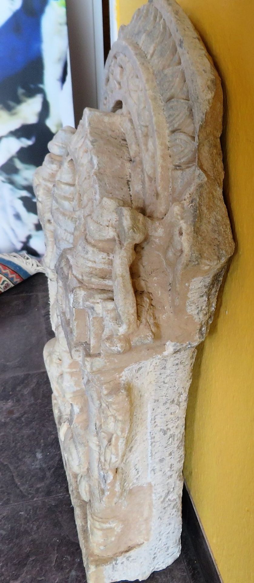 Antike Reliefschnitzerei, Indien, Sitzende Gottheit, Marmor geschnitzt, altersbedingte Gebrauchssur - Bild 4 aus 5