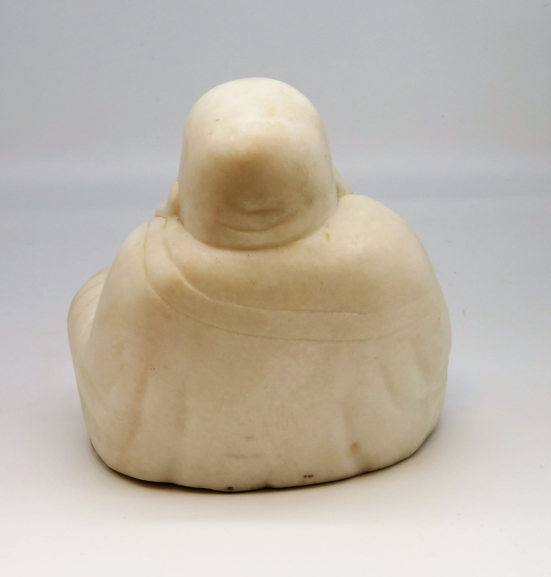 Sitzender Buddha, China, Marmor geschnitzt, 22 x 21 x 18,5 cm. - Image 2 of 2