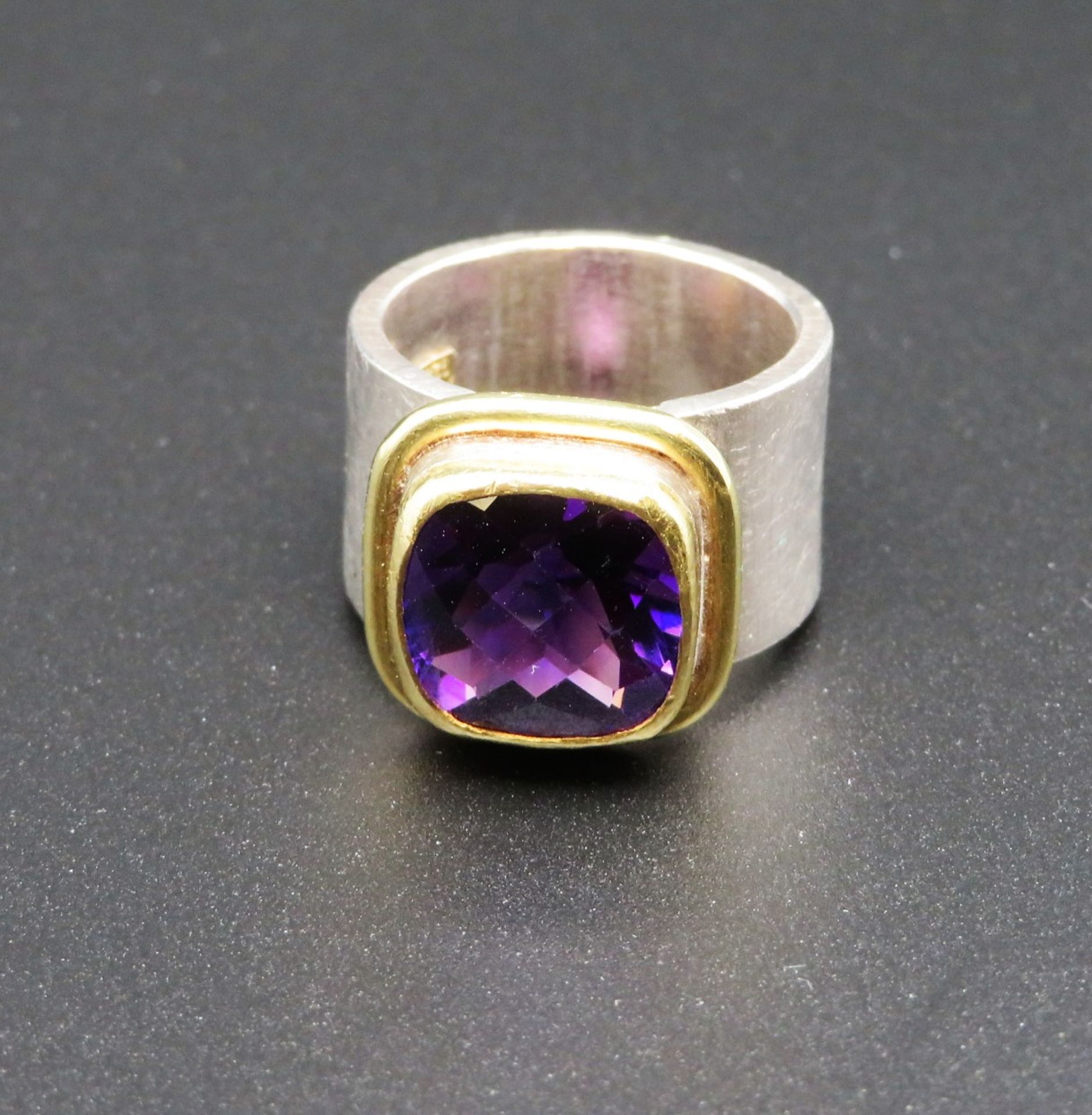 Designer Ring, Atelier Winsauer Überlingen, violetter, geschliffener Farbstein, 925er Sterlingsilbe