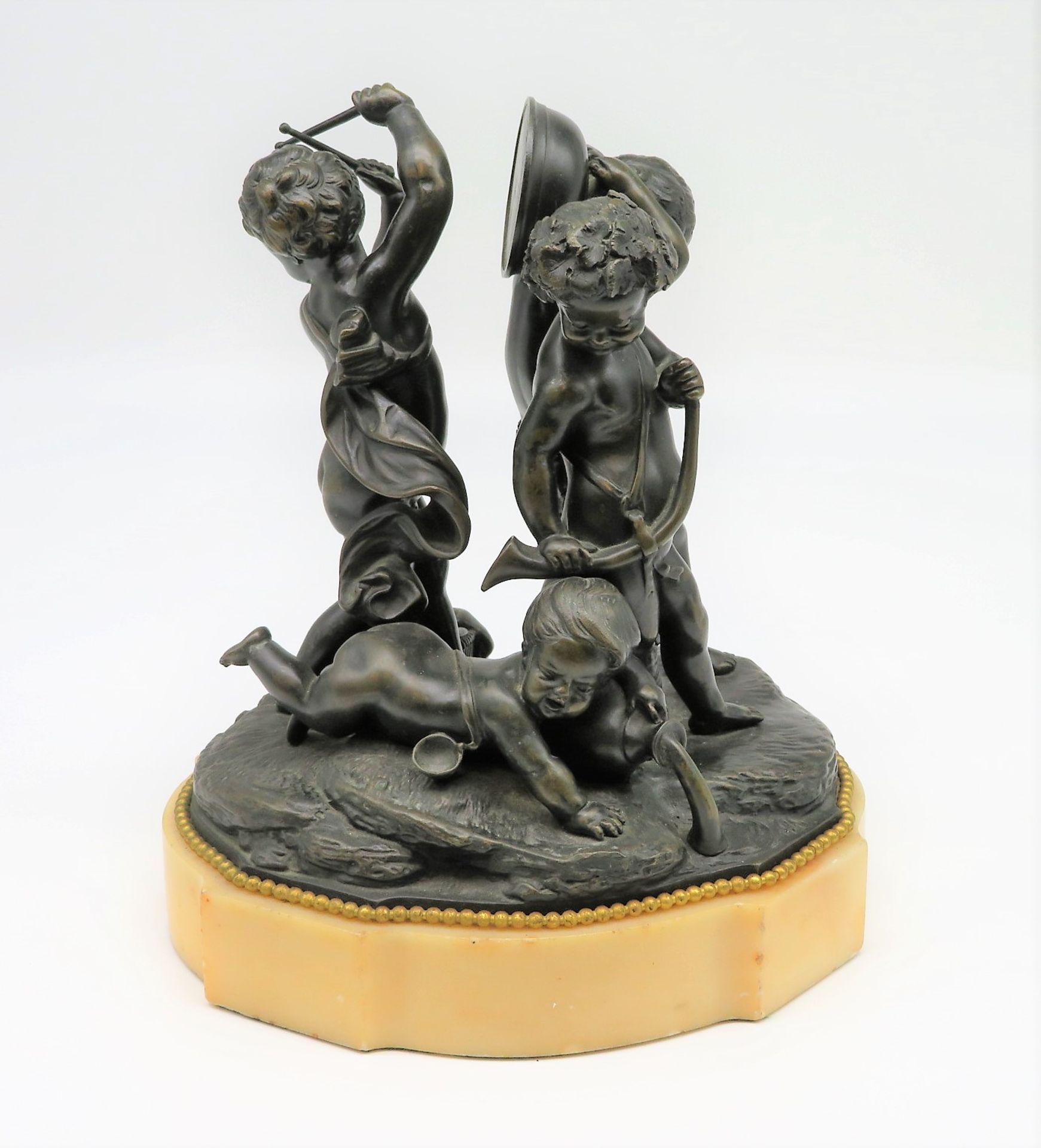 Wohl Italien, 19. Jahrhundert, "Musizierende Putten und Bacchanten", vollrunde Bronzeplastik, patin