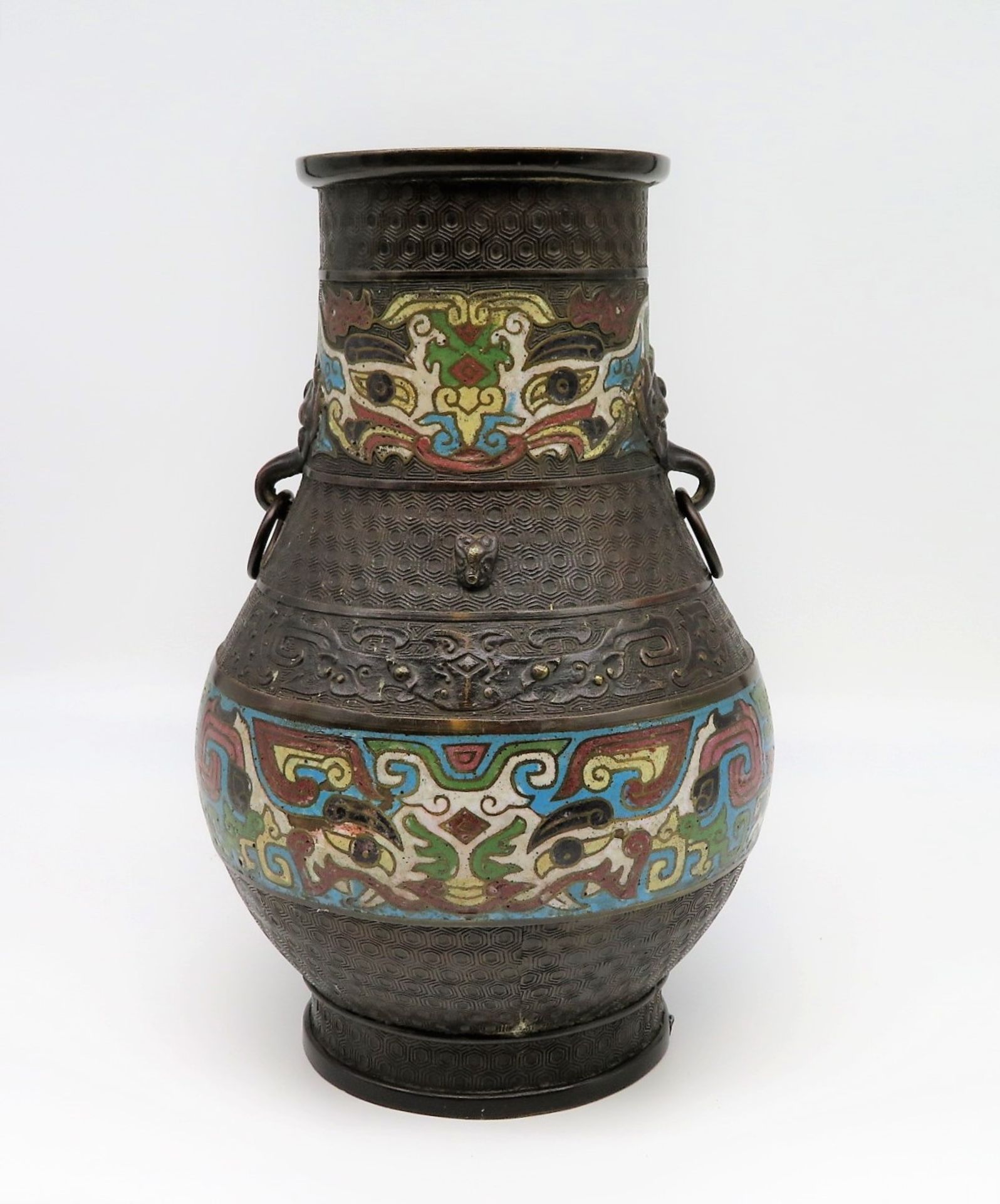 Cloisonné-Henkelvase, China, 19. Jahrhundert, Bronze mit farbigem Zellenschmelz, Boden rest., h 31 