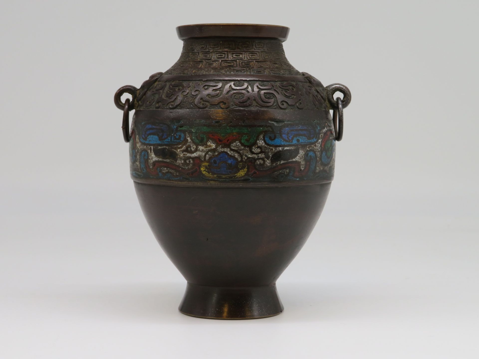 Cloisonné Vase, Japan, um 1900, Bronze mit farbigem Zellenschmelz, Henkel in Form von Tao Tie-Mask