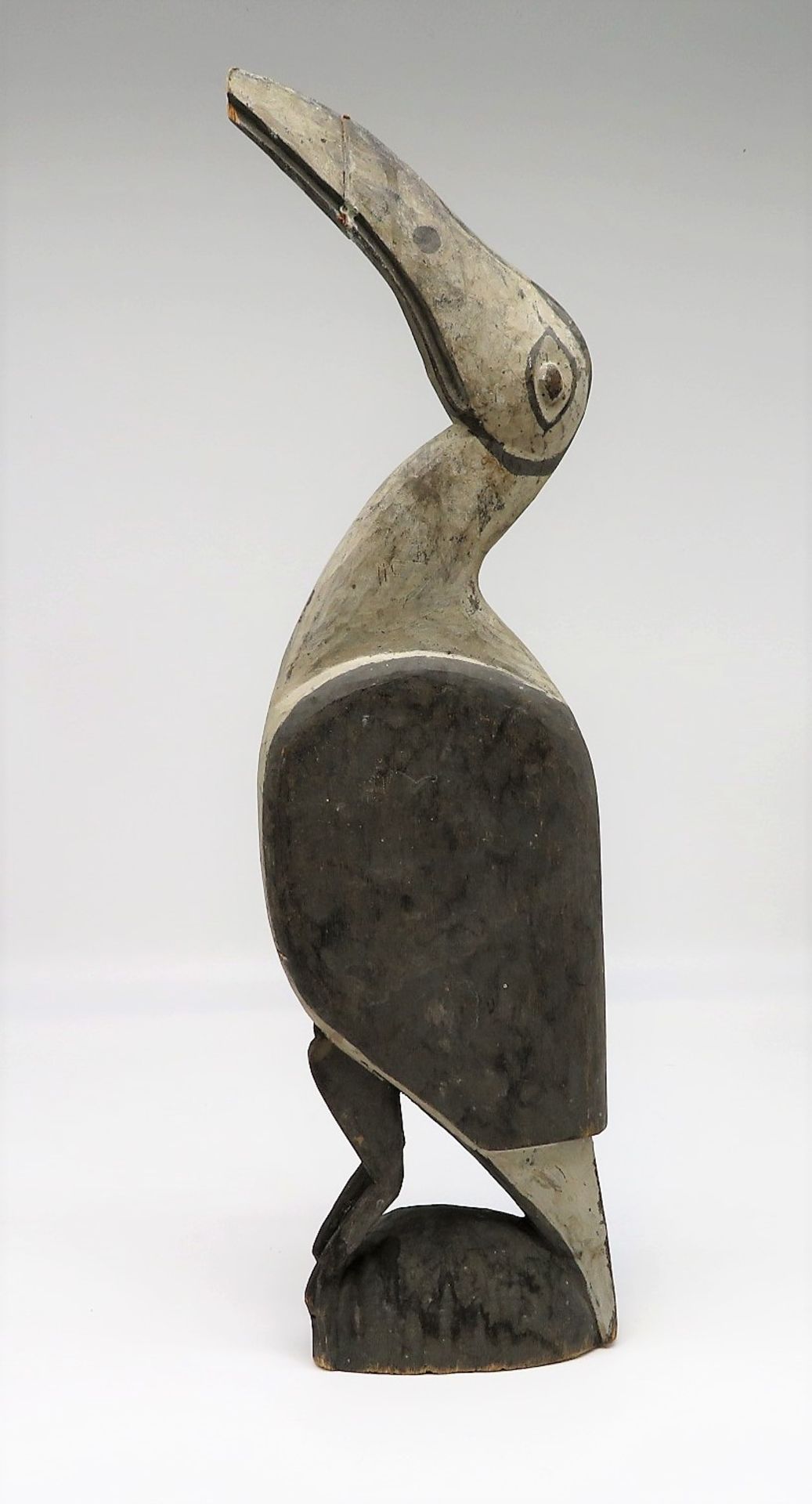 Vogel-Figur, Westafrika, Yamuk, Holz geschnitzt, polychrome Bemalung, 52 x 14 x 5 cm.