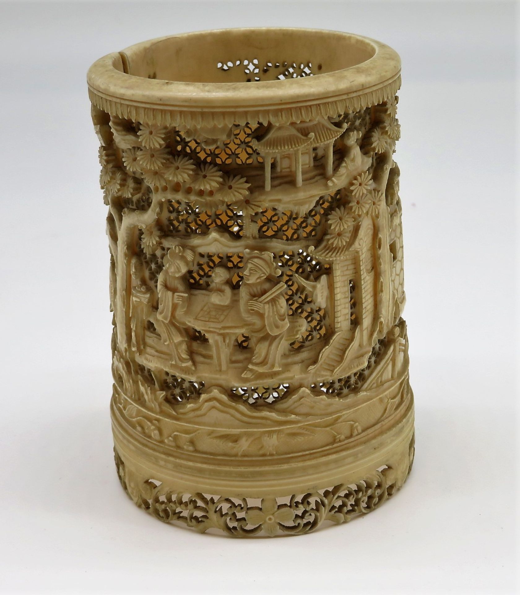 Vase, China, 19. Jahrhundert, Elfenbein fein geschnitzt, durchbrochen gearbeitet, 3 Besch., Boden f