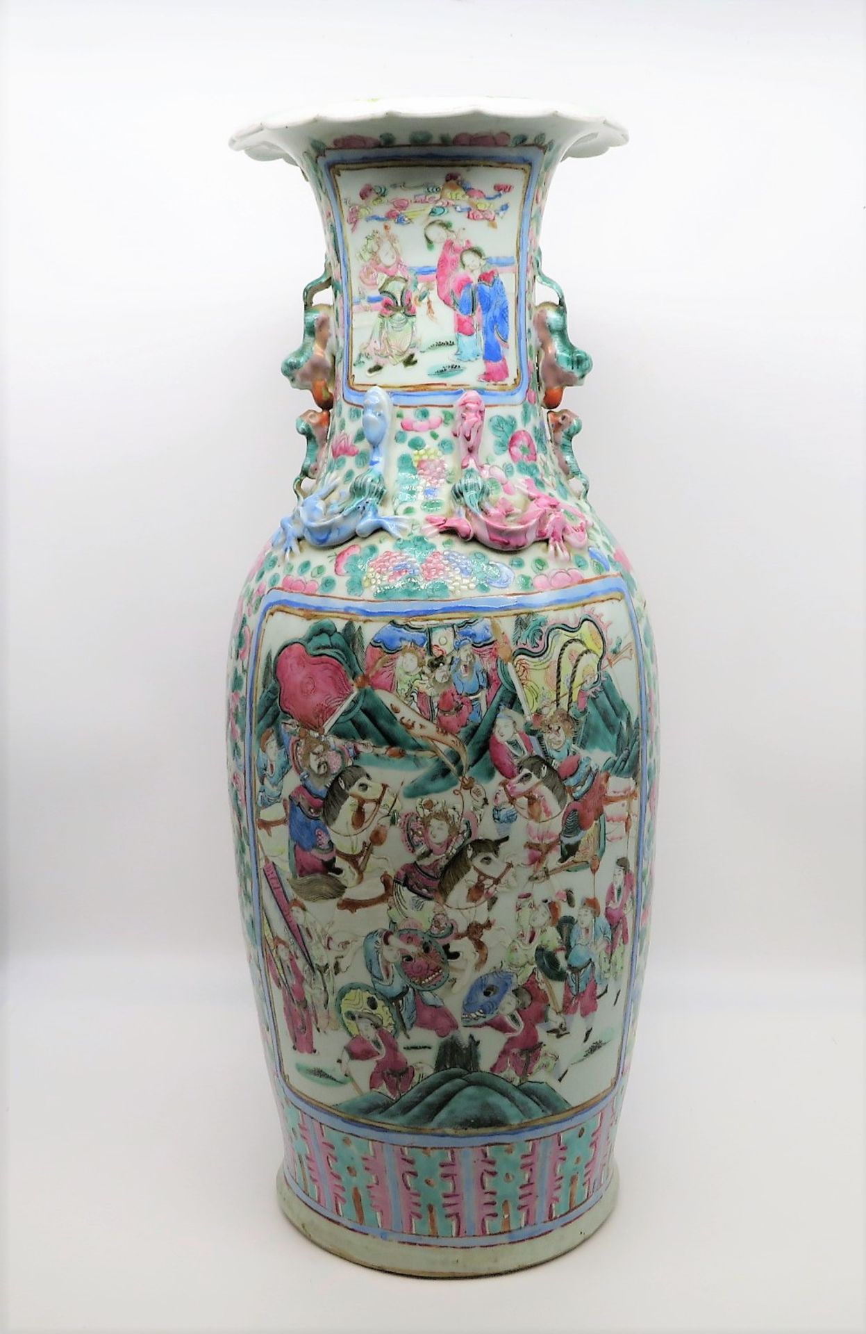 Große Vase, China, Kanton, Weißporzellan mit reicher polychromer Bemalung diverser Palastszenen, Ra