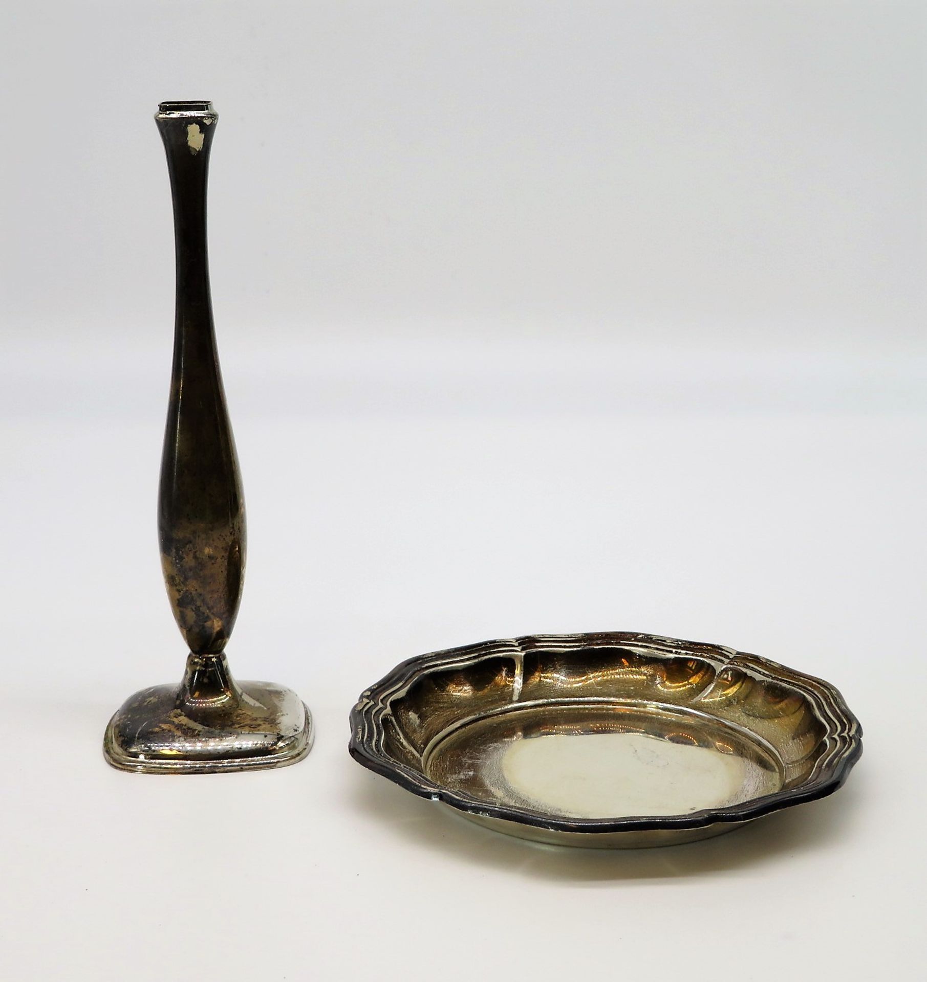 Teller und Vase, 800er Silber, gepunzt, brutto 186 g, Teller d 15 cm, Vase h 19 cm.