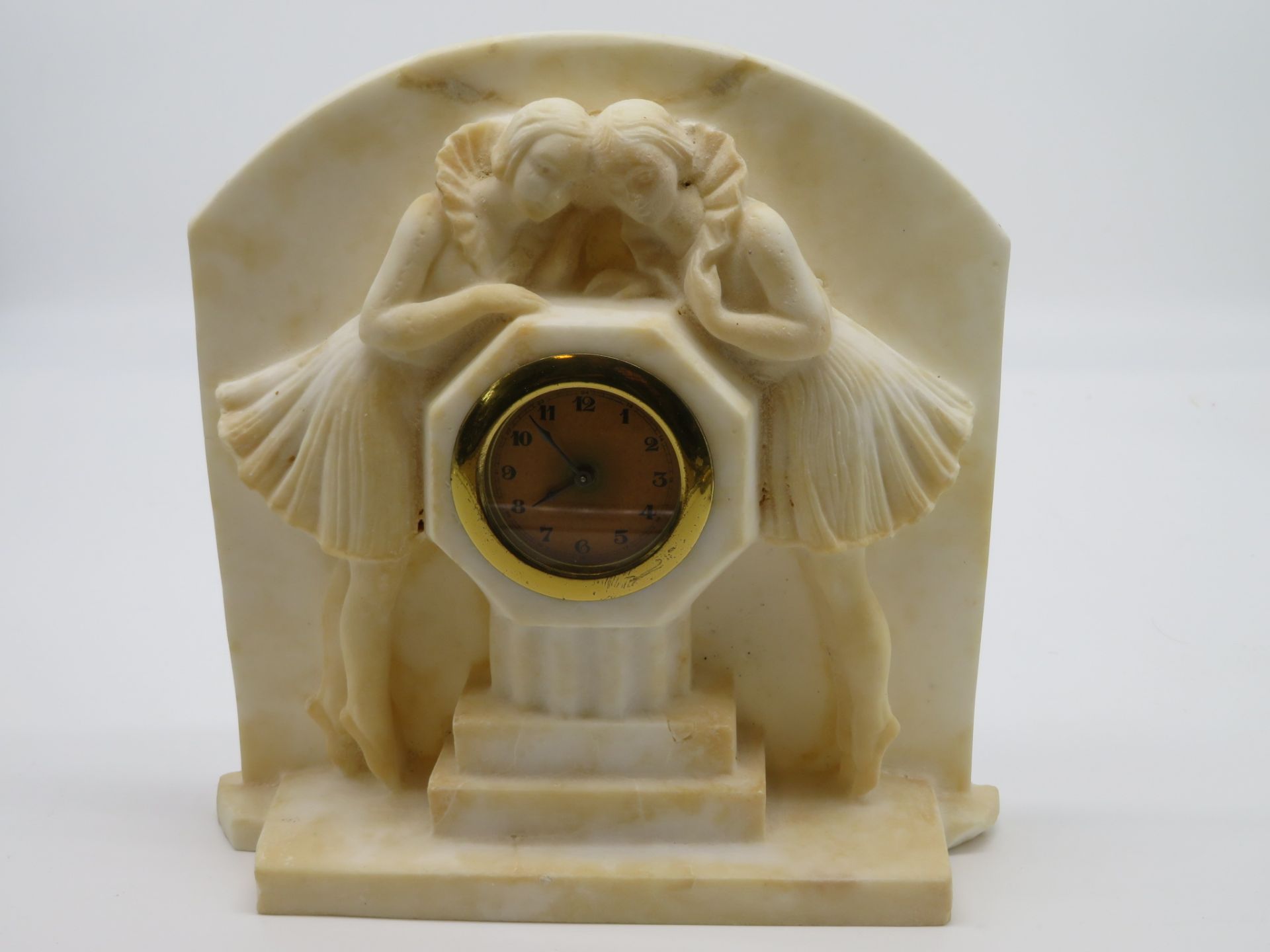 Tischuhr, um 1900, Alabaster, Werk läuft an, Restaurierungsstelle, 23 x 23,5 x 6,5 cm.