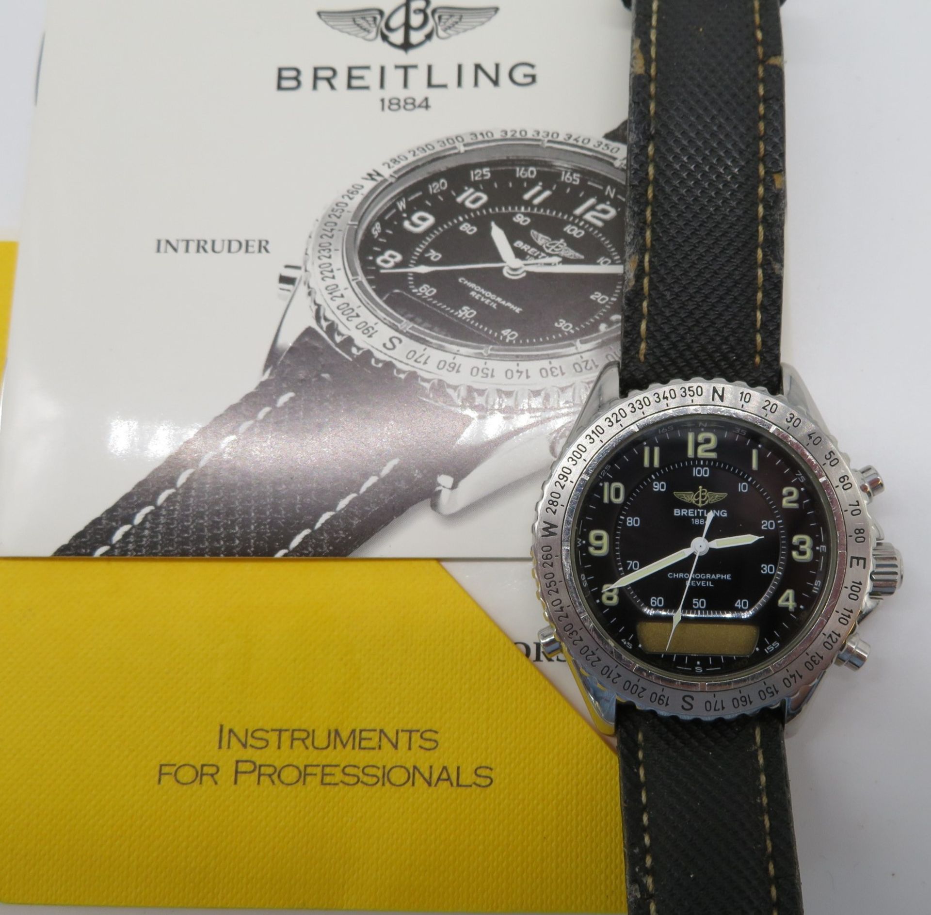 HAU, Breitling, Intruder Reveil Chronograph, Gehäuse Edelstahl, Papiere vorhanden, Lederband mit Tr