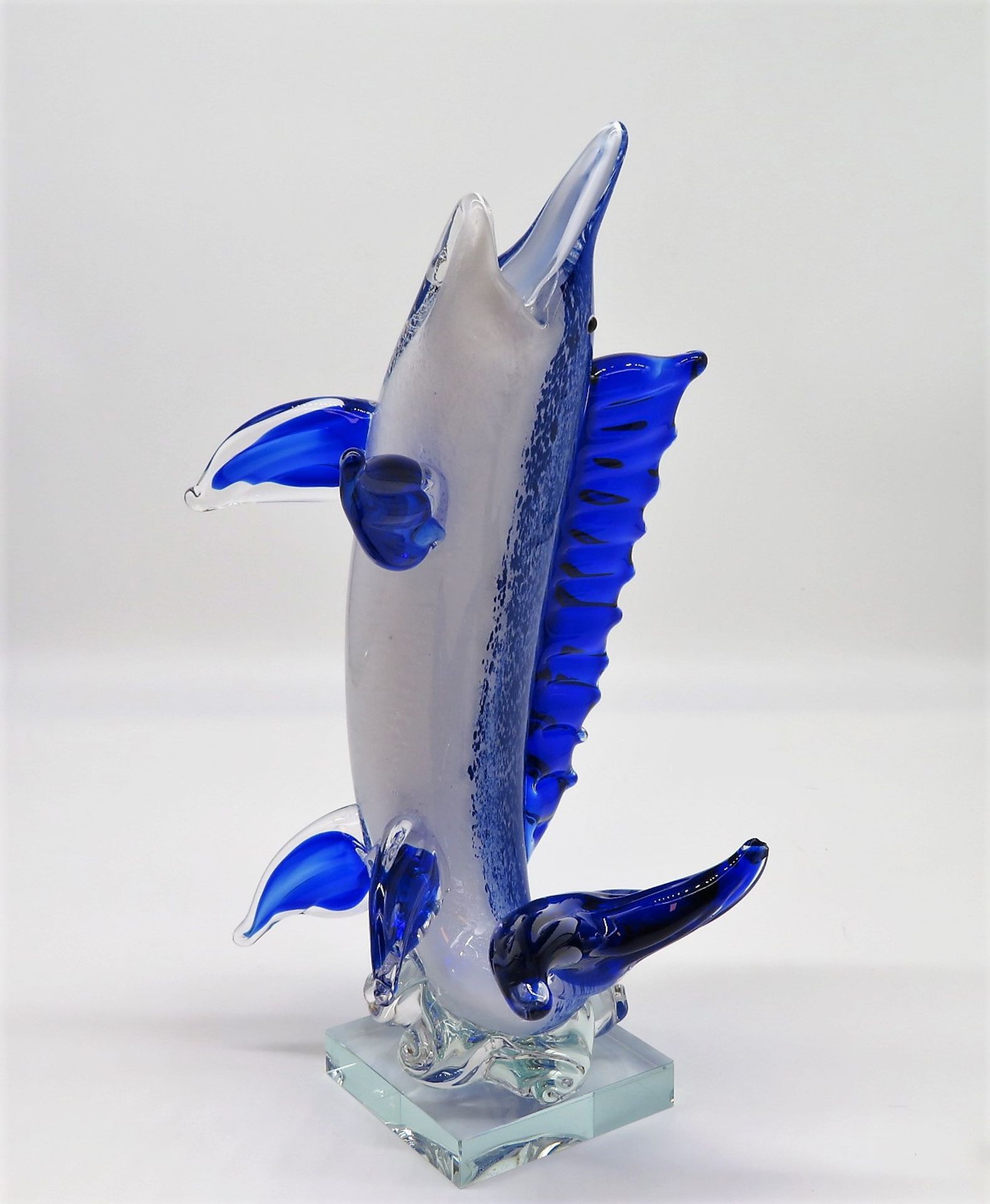 Designer Objekt in Form eines Fisches, Murano, Blau und Weiß eingefärbtes Glas mit Silberflimmer, 1