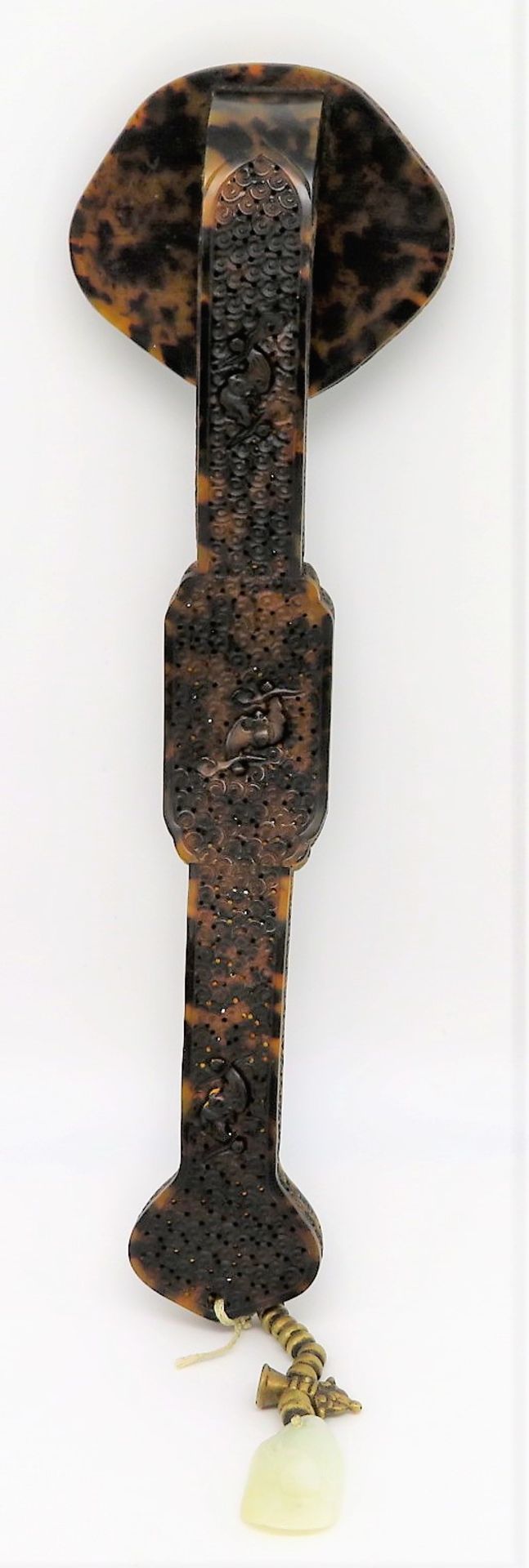 Ruyi-Zepter mit Jade-Anhänger, China, um 1800, Schildpatt fein geschnitzt, 9 bewegliche Fledermäuse - Bild 2 aus 7