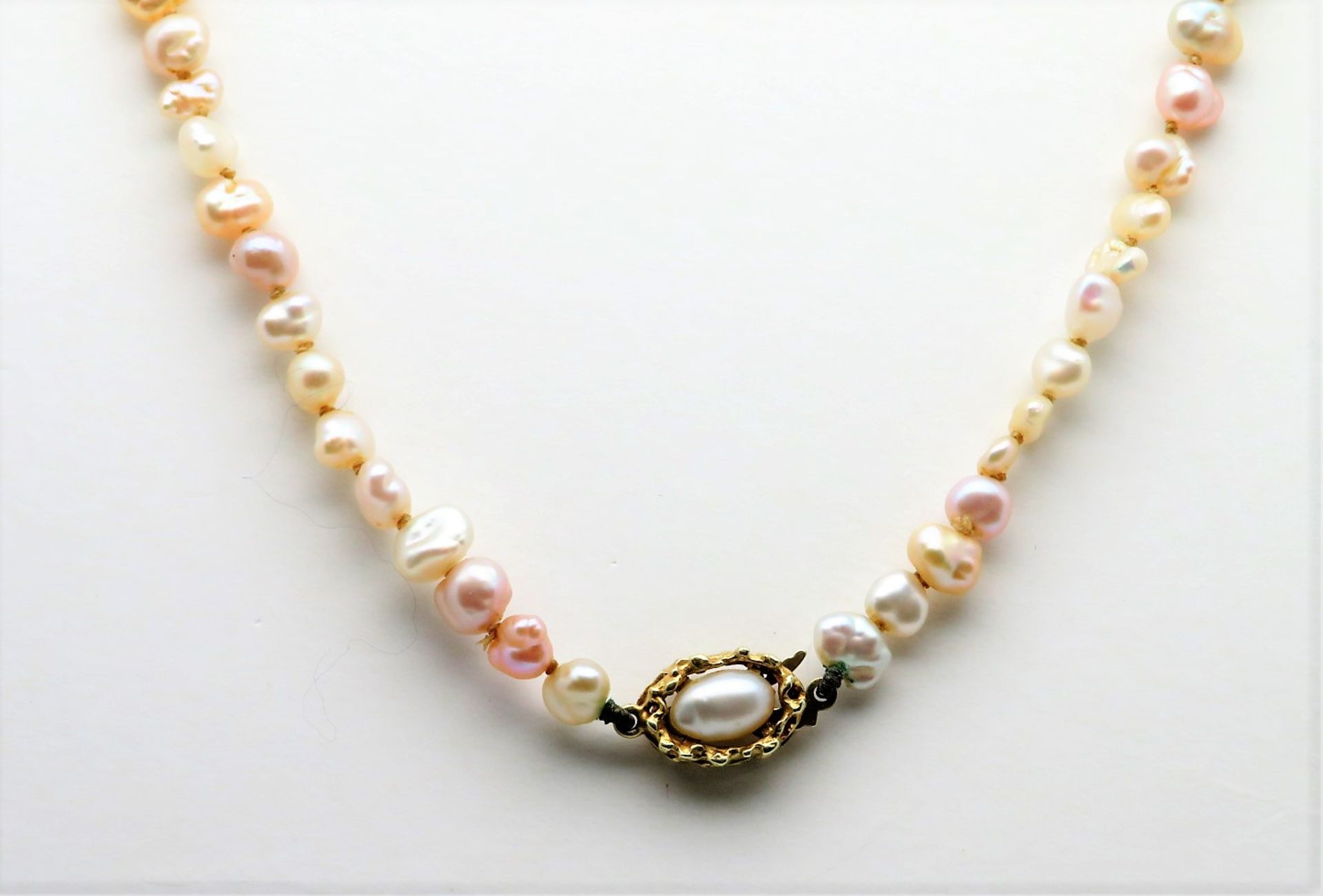 Perlenkette, 14 kt Gelbgold-Schließe besetzt mit Perle, gepunzt, l 38,4 cm, d 0,6 cm.