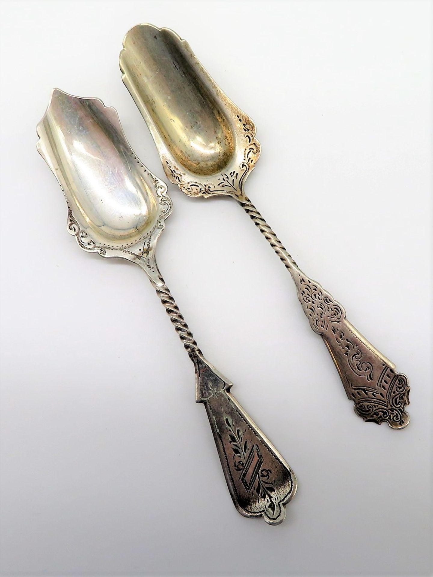 2 diverse Zuckerschaufeln, um 1900, 835er Silber, gepunzt, 22 g, l 12,2 cm.