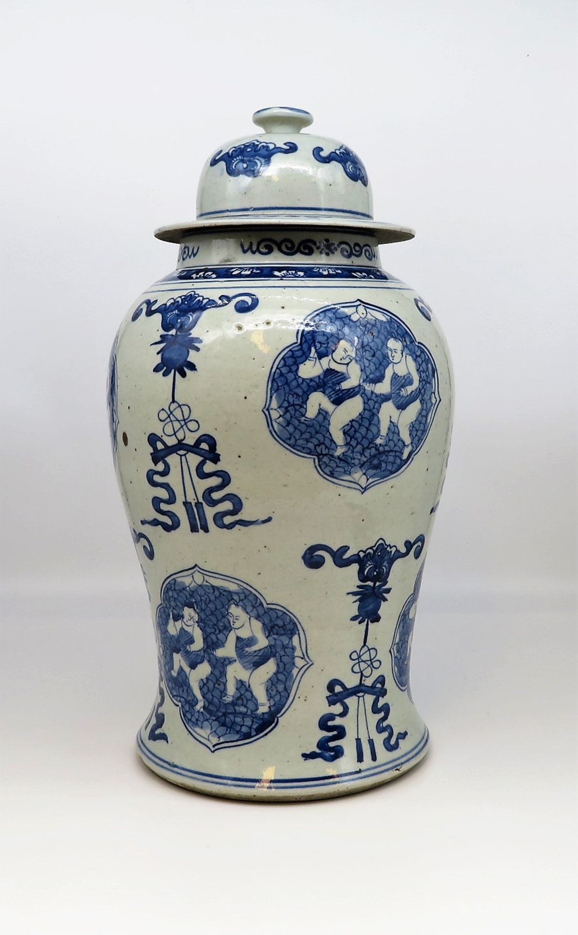 Deckelvase, China, wohl Qing Dynastie 1616 - 1912, Porzellan mit unterglasurblauer Malerei, h 48 cm