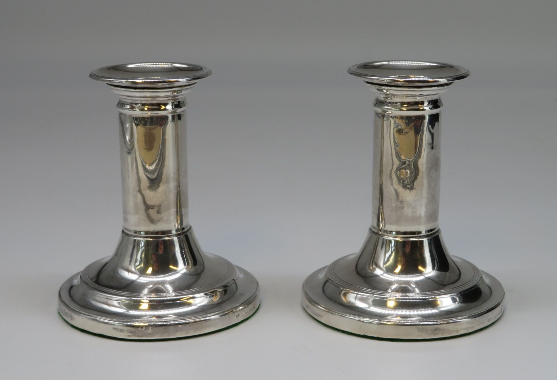 2 Kerzenleuchter, England, um 1900, 925er Sterlingsilber, gepunzt, brutto 530 g, h 10 cm, d 8,5 cm.
