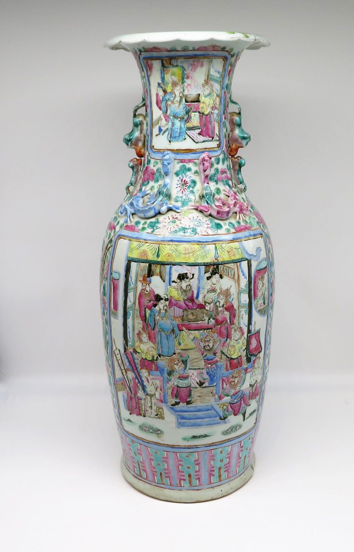 Große Vase, China, Kanton, Weißporzellan mit reicher polychromer Bemalung diverser Palastszenen, Ra - Image 2 of 4