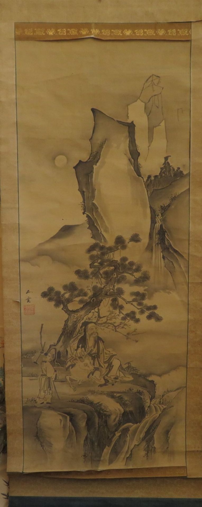 Rollbild, China, "Gelehrter unter Baum in bergiger Landschaft", Seidenmalerei, sign., 98 x 37,5 cm.