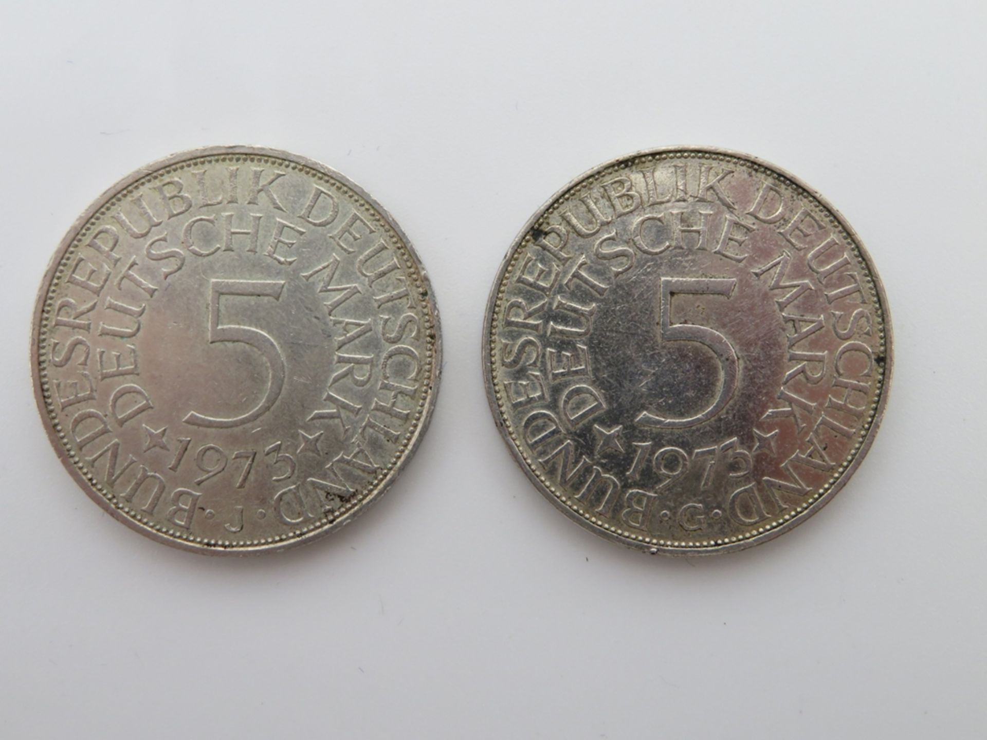 2 5-Mark-Stücke, 1973, J und G, d 2,9 cm.