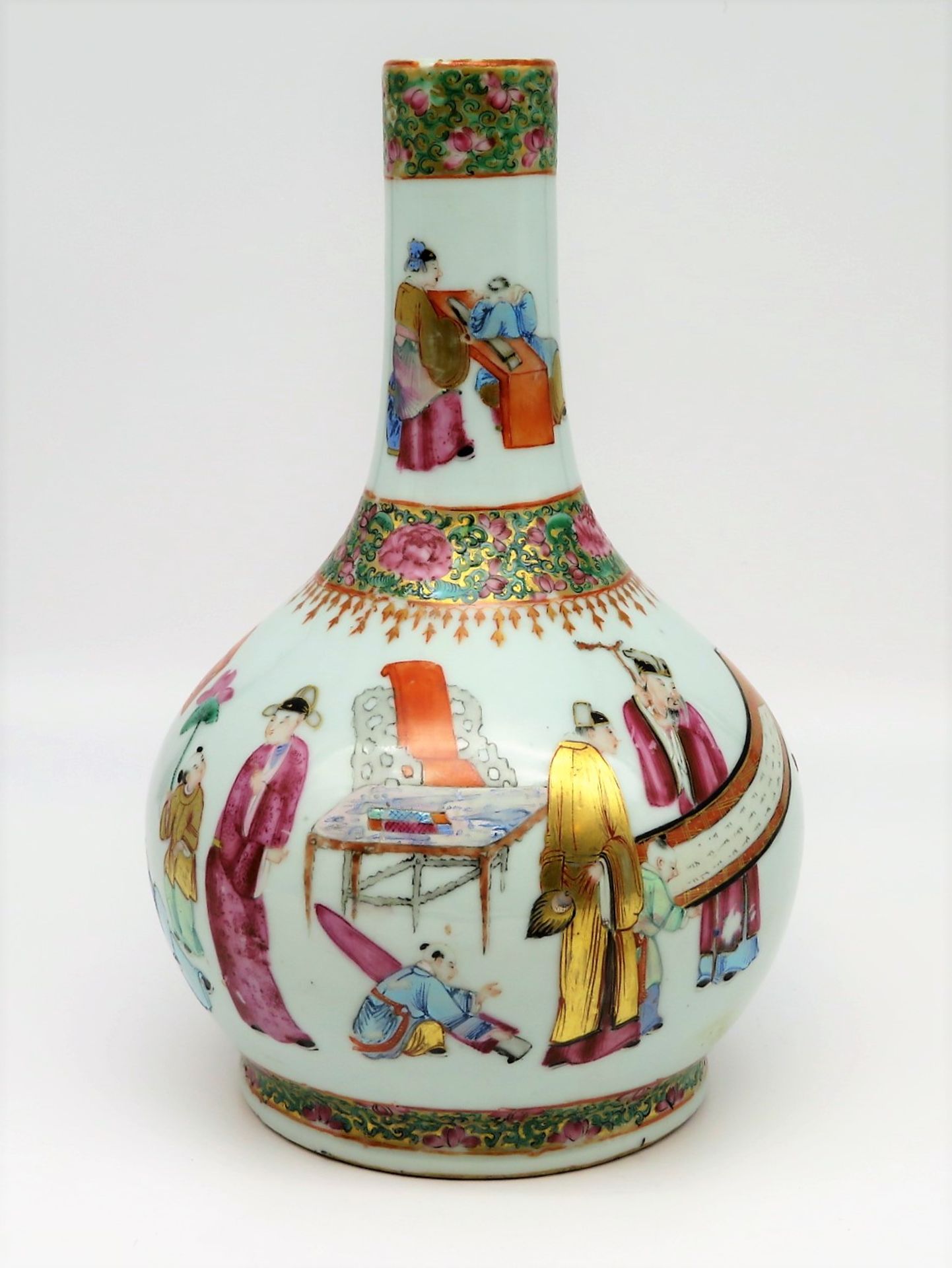 Famille Rose Vase, China, Qing Dynastie (1616 - 1911), Porzellan mit rundumlaufender Personenstaffa - Image 2 of 3