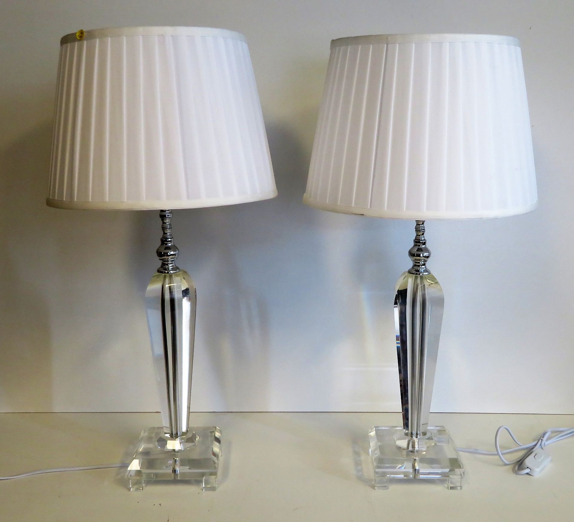 2 moderne Tischlampen, geschliffener, farbloser Kristallfuß, 49 (ohne Schirm) x 14 x 14 cm.