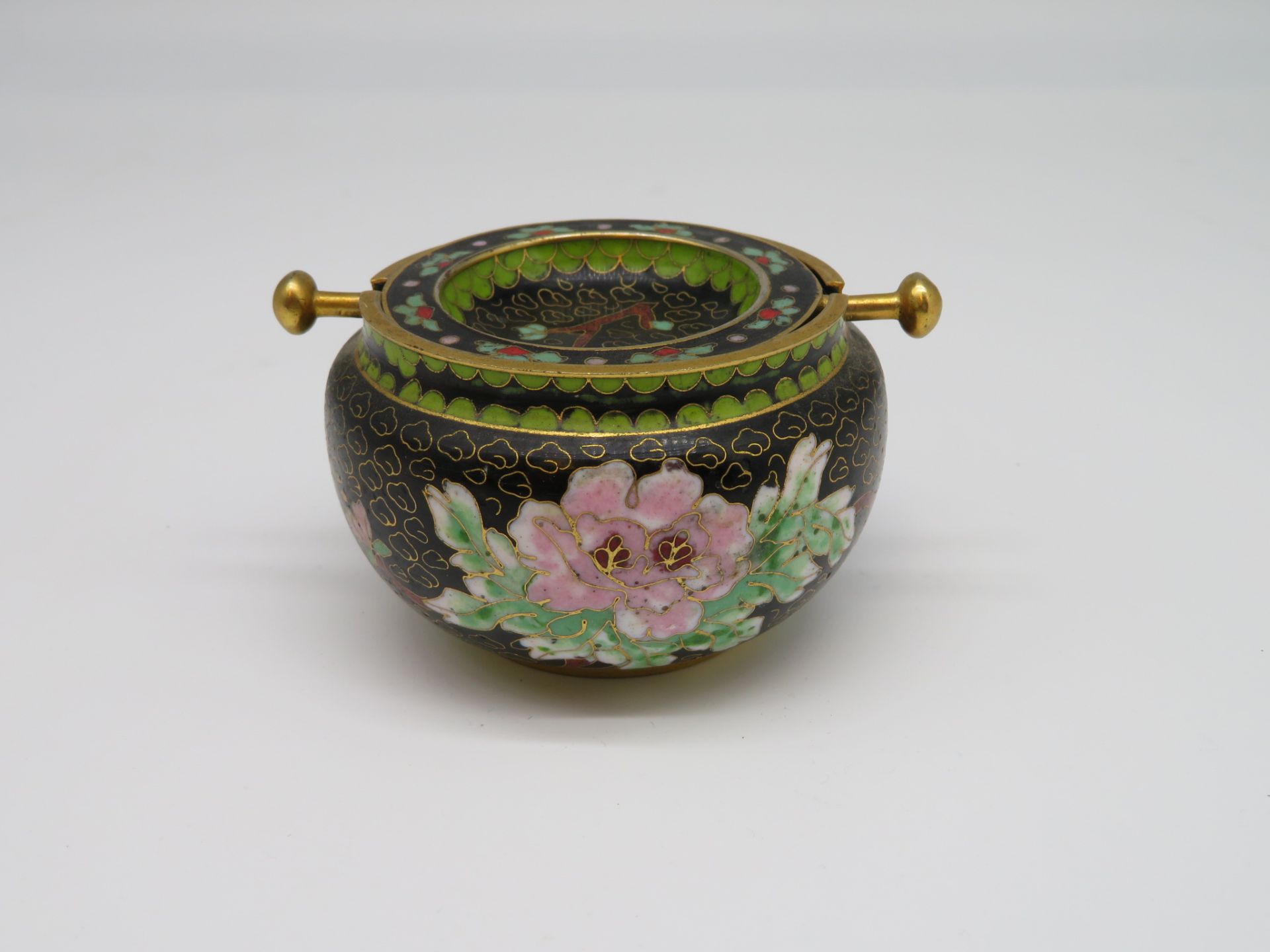 Cloisonné Aschenbecher, China, farbiger Zellenschmelz, h 5 cm, d 10 cm.