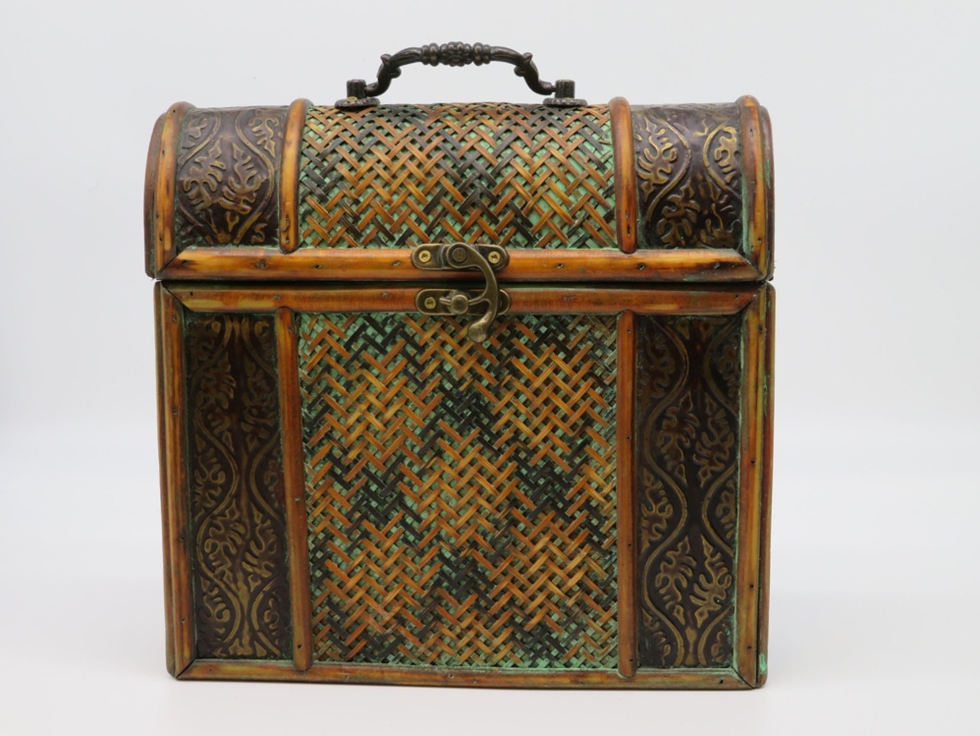 Koffer, Bast und Metall, 31 x 27,5 x 10 cm.