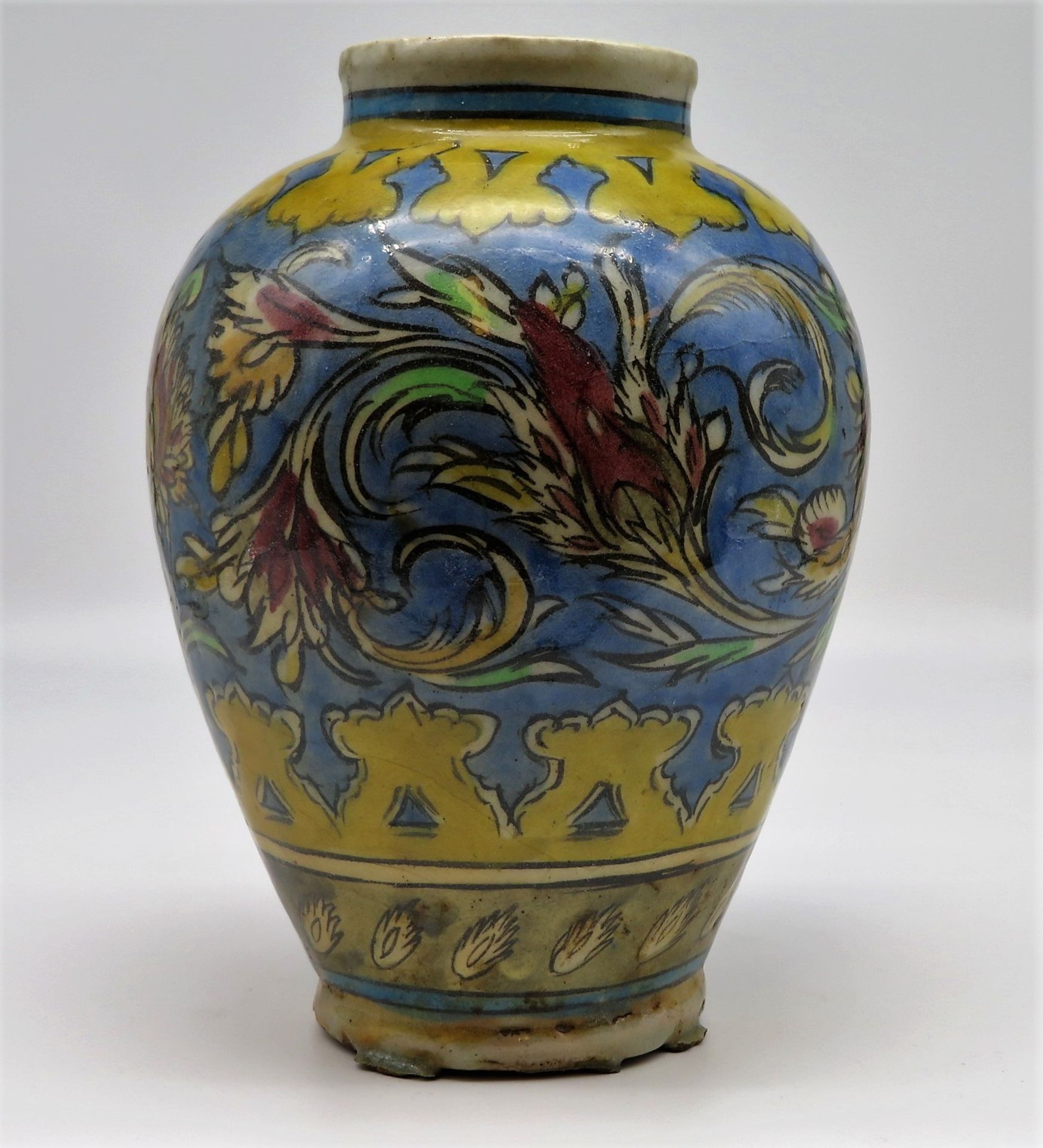 Vase, Persien, 19. Jahrhundert, Keramik mit polychromer, floraler Glasur, h 25,5 cm, d 18,5 cm. - Image 2 of 3