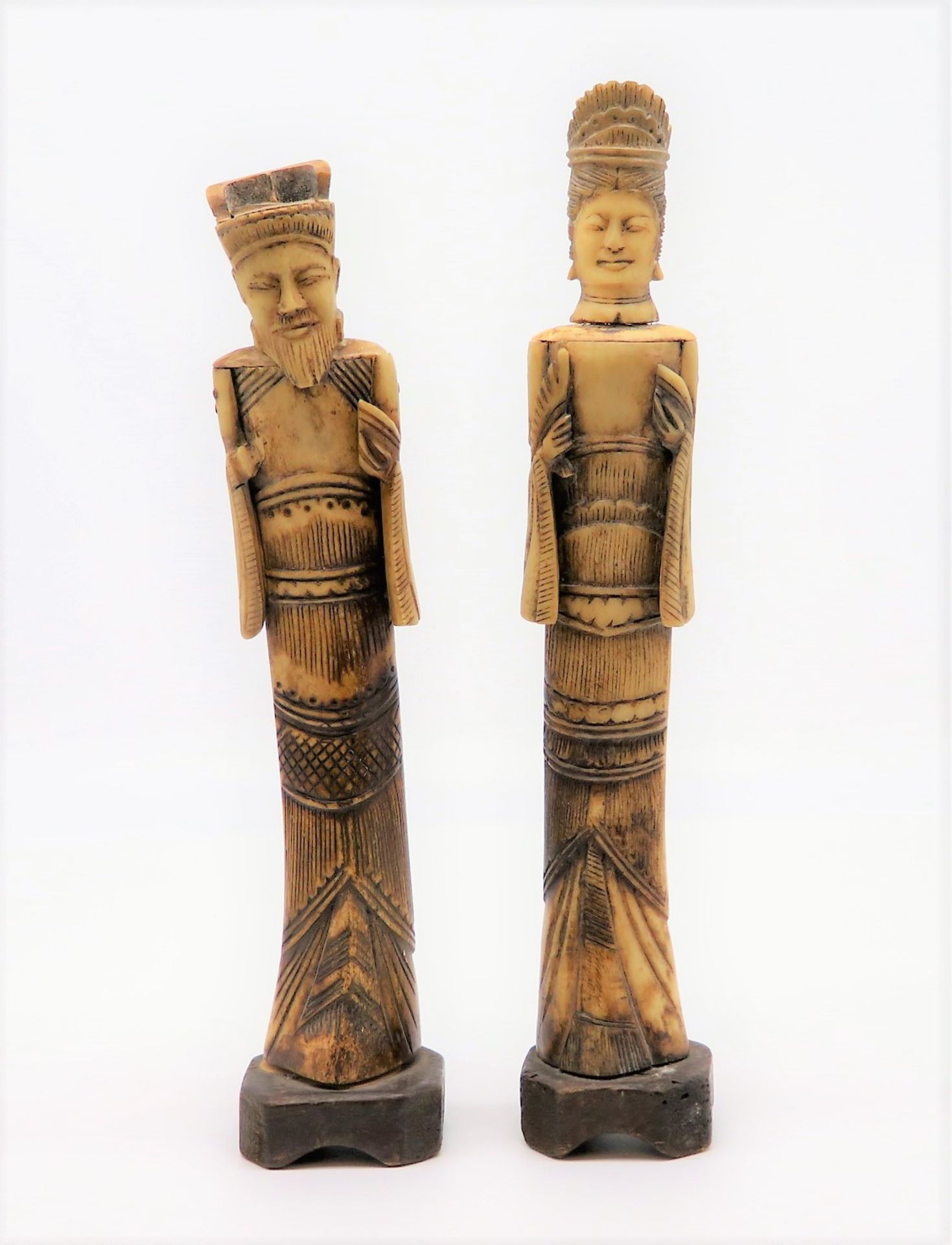 Königspaar, wohl Indonesien, Bein geschnitzt, h 30 cm.