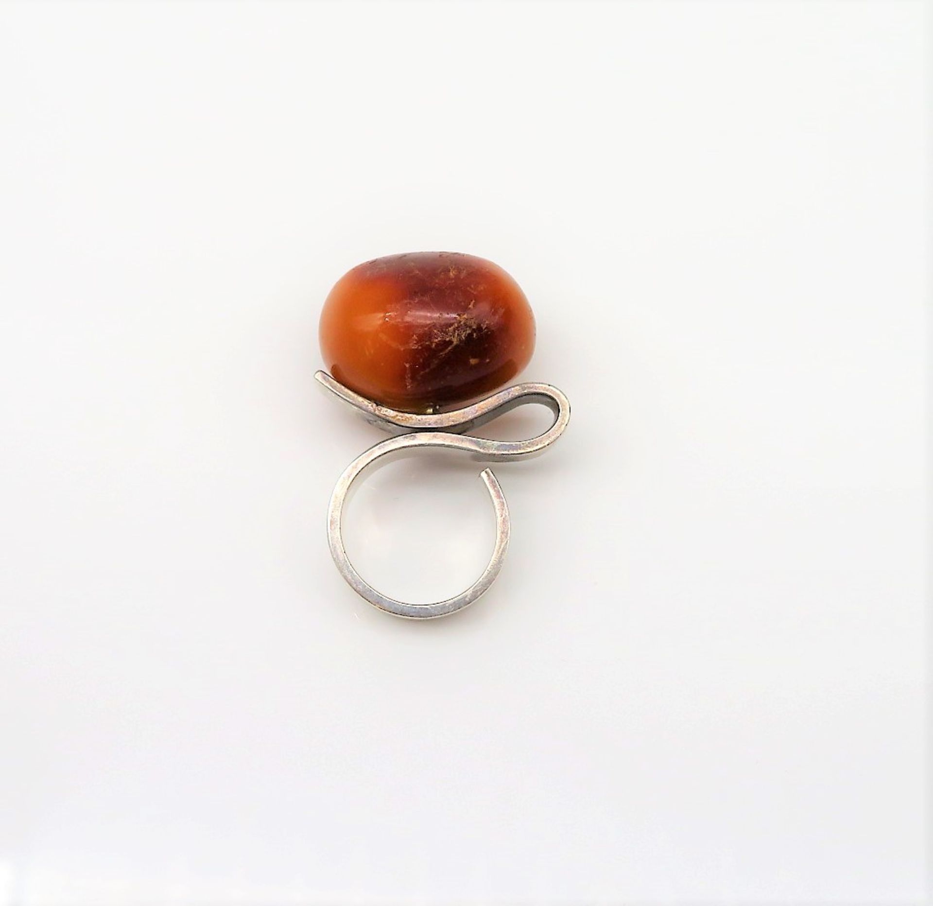 Designer-Ring mit Bernstein, 800er Silber, gepunzt, 20 g, Bernstein 2,5 x 2,7 cm, Ringgr. 58.