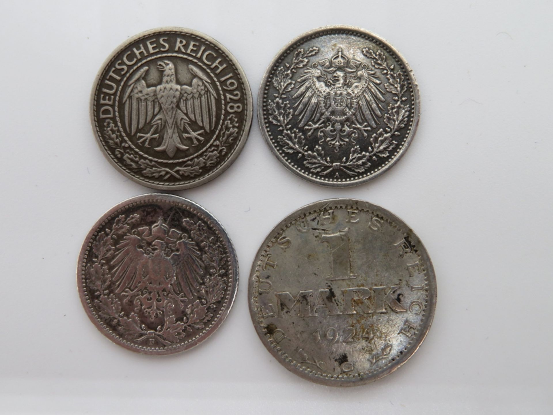 4 diverse Münzen, 2 x 1/2 Mark, 1909/17, 1 Markt, 1924G und 50 Reichspfennige, 1928.