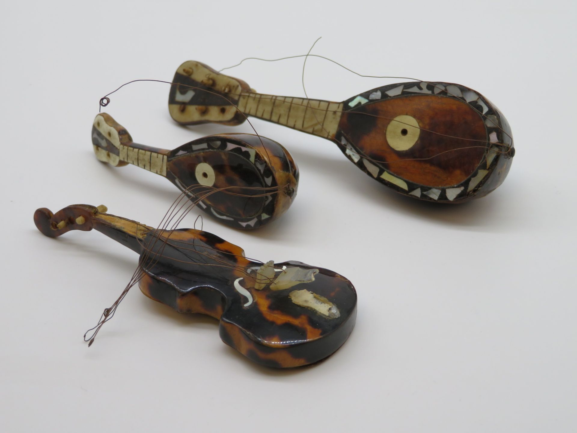 3 Miniatur Musikinstrumente, 2 Lauten und Geige, Biedermeier, 19. Jahrhundert, Schildpatt, Perlmutt