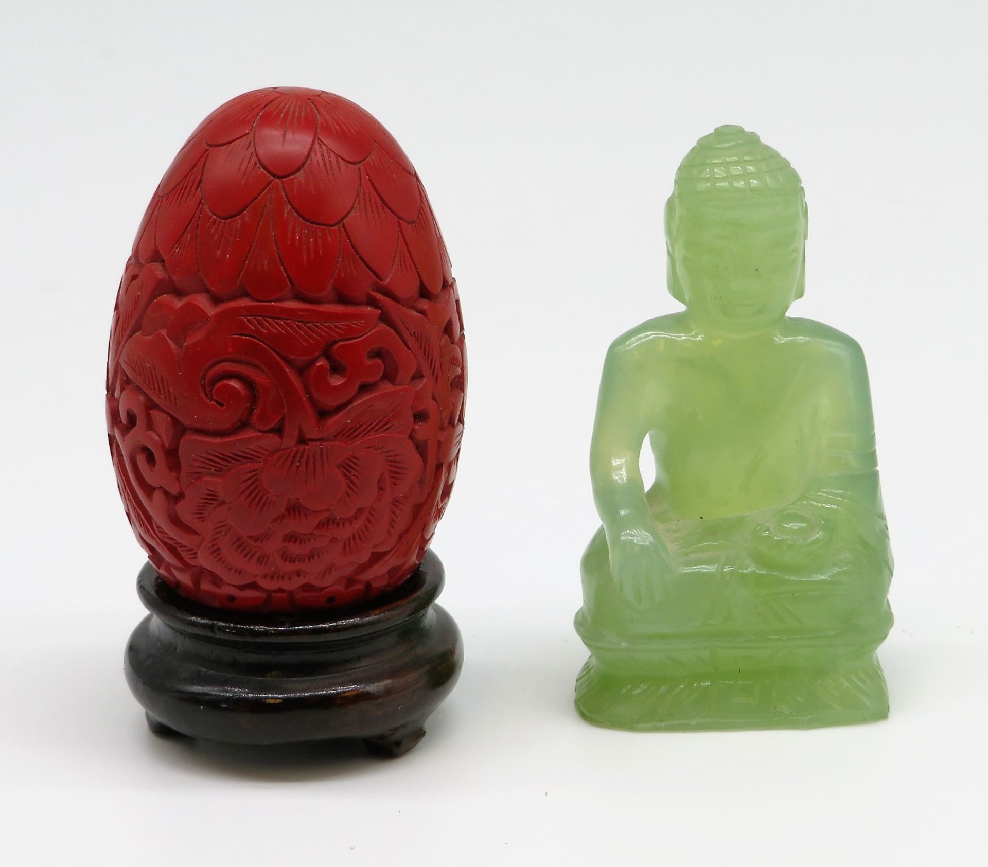 2 teiliges Konvolut, Ei aus rotem Chinalack und Buddhafigur aus grünlicher Jade, Ei h 7 cm, Buddha