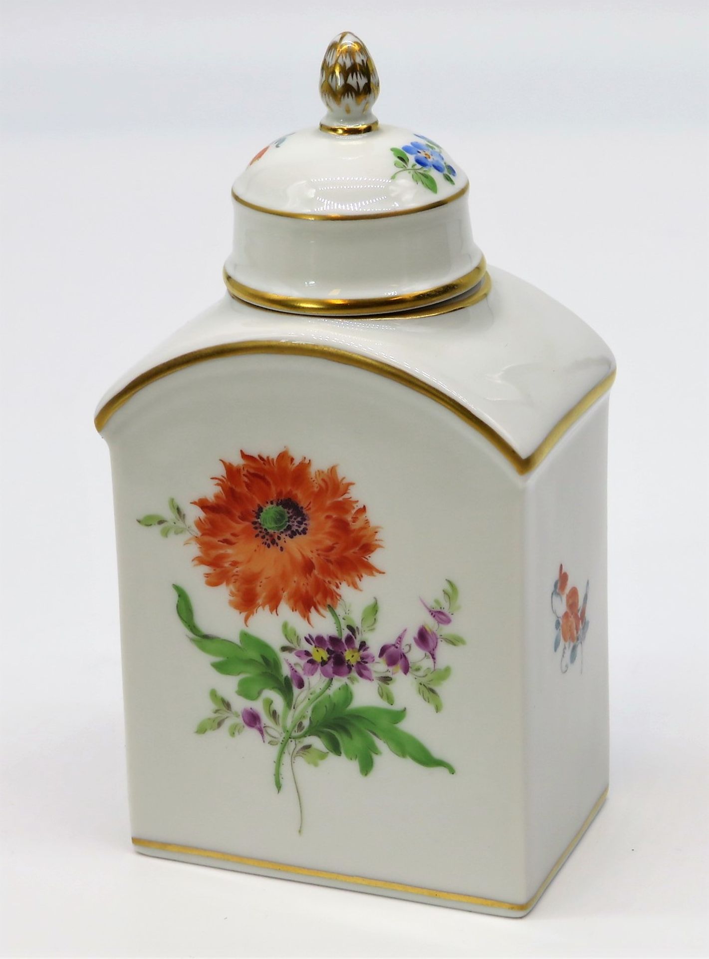 Teedose, Meissen, Weißporzellan mit polychromer Blütenmalerei, unterglasurblaue Schwertermarke, 2 S