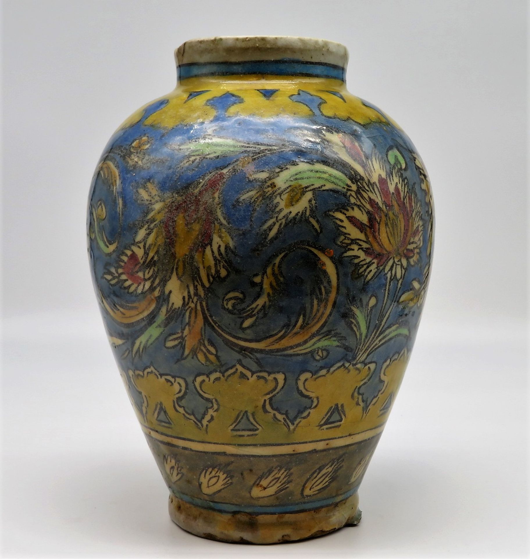 Vase, Persien, 19. Jahrhundert, Keramik mit polychromer, floraler Glasur, h 25,5 cm, d 18,5 cm.