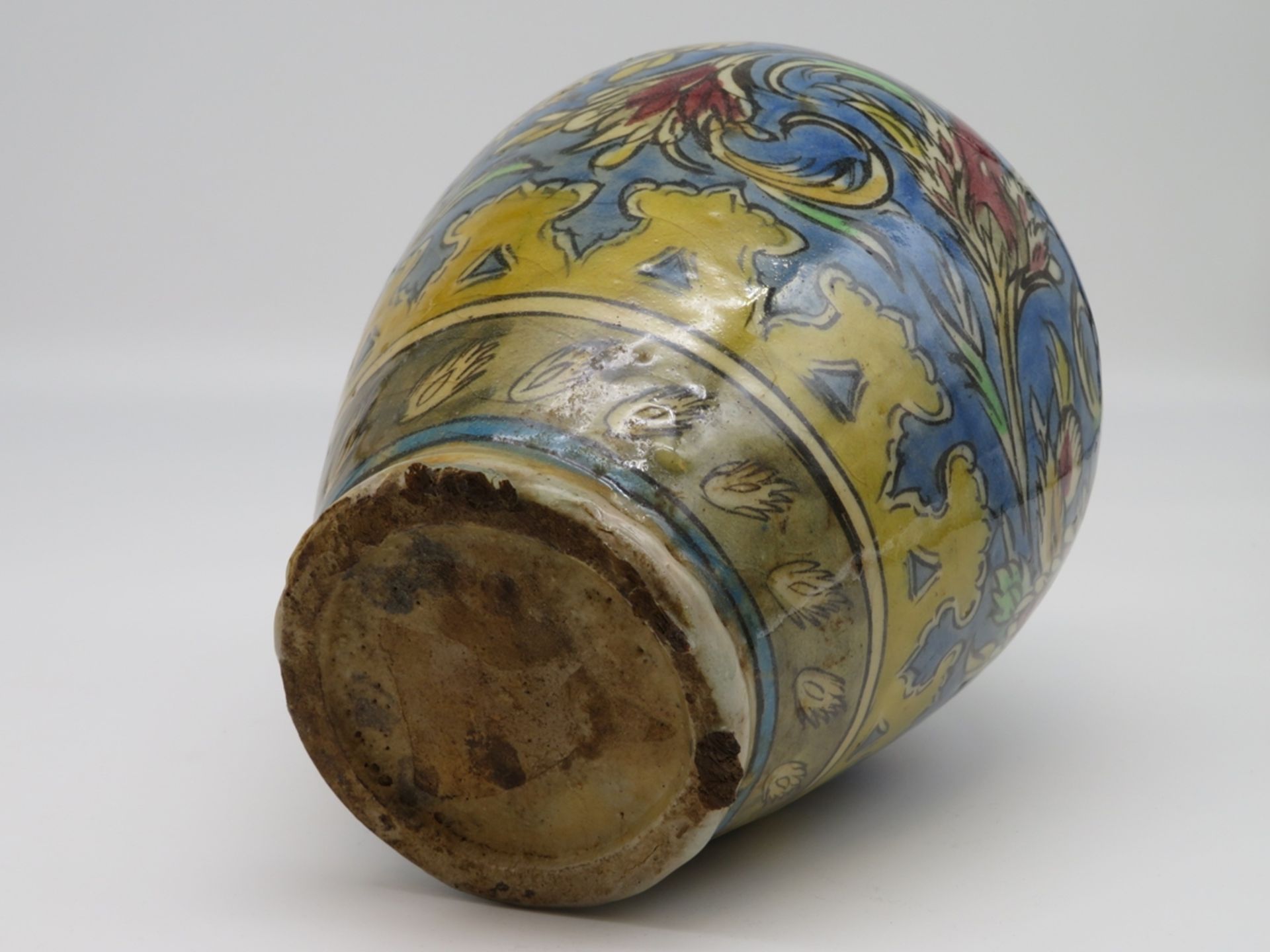 Vase, Persien, 19. Jahrhundert, Keramik mit polychromer, floraler Glasur, h 25,5 cm, d 18,5 cm. - Image 3 of 3