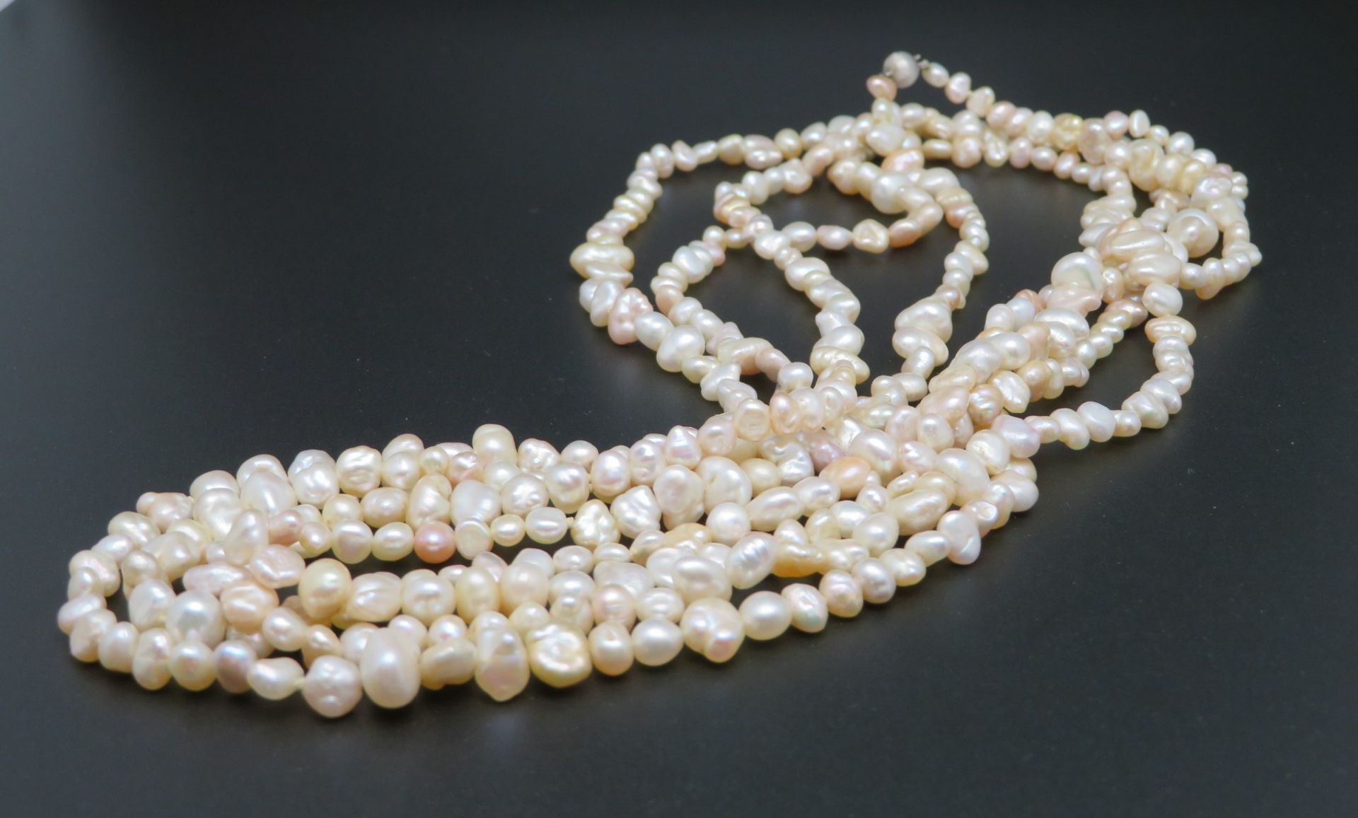 Lange Perlenkette, einreihig, kugelförmige Schließe 585er Weißgold, gepunzt, Goldschmiedesigné "JKa