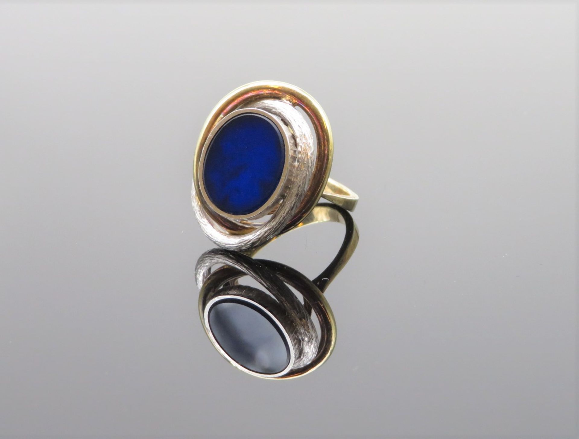 Designer-Ring, 1980er Jahre, Lapislazuli, 585er Weiß- und Gelbgold, gepunzt, 7,0 g, Juweliersigné "