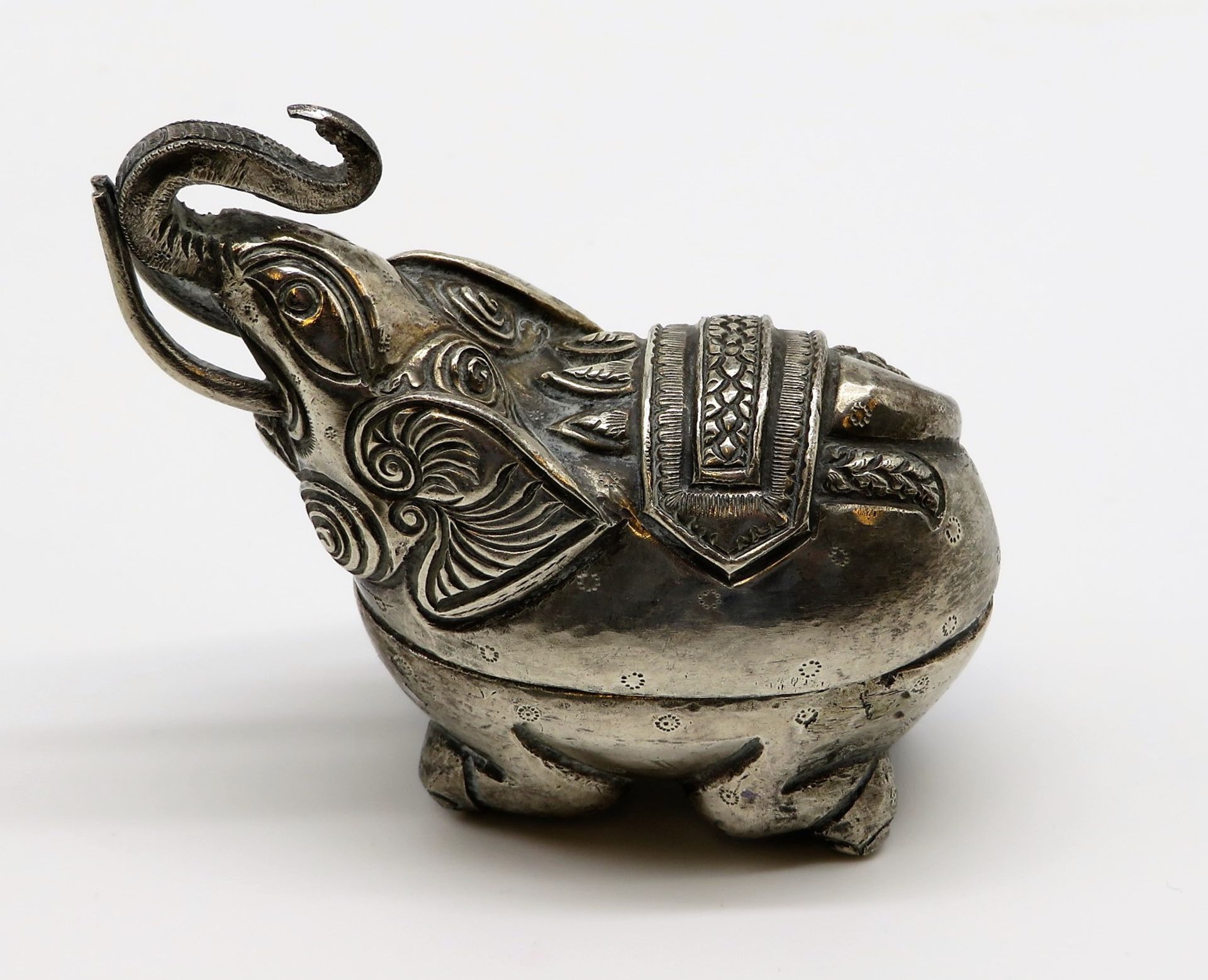 Deckeldose in Form eines Elefanten, Indien, 800er Silber, 49 g, 7,5 x 8 x 3,5 cm.