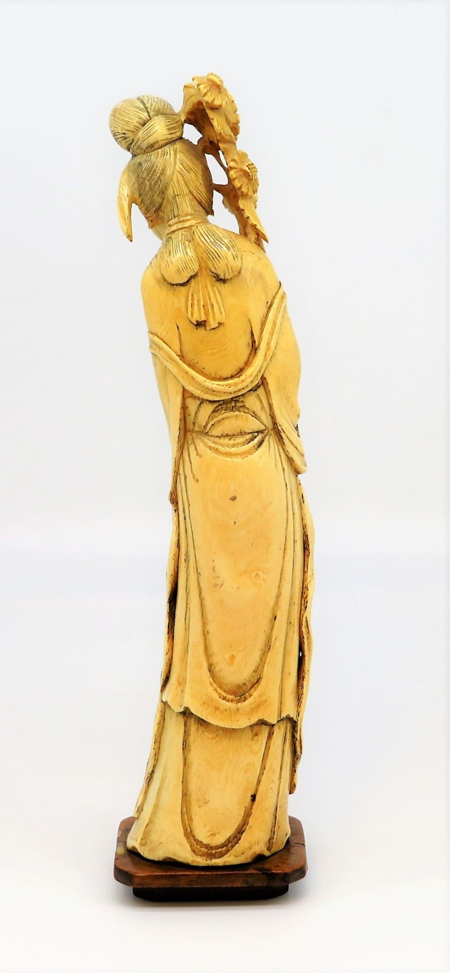 Stehende Guanyin mit Blumen und Korb, China, 1. Hälfte 19. Jahrhundert, Elfenbein fein geschnitzt, - Image 2 of 2