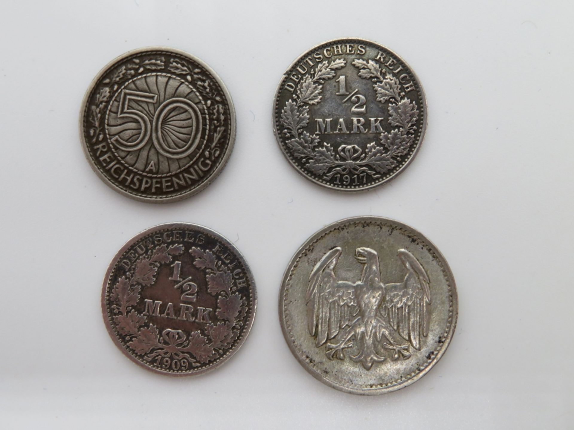 4 diverse Münzen, 2 x 1/2 Mark, 1909/17, 1 Markt, 1924G und 50 Reichspfennige, 1928. - Image 2 of 2