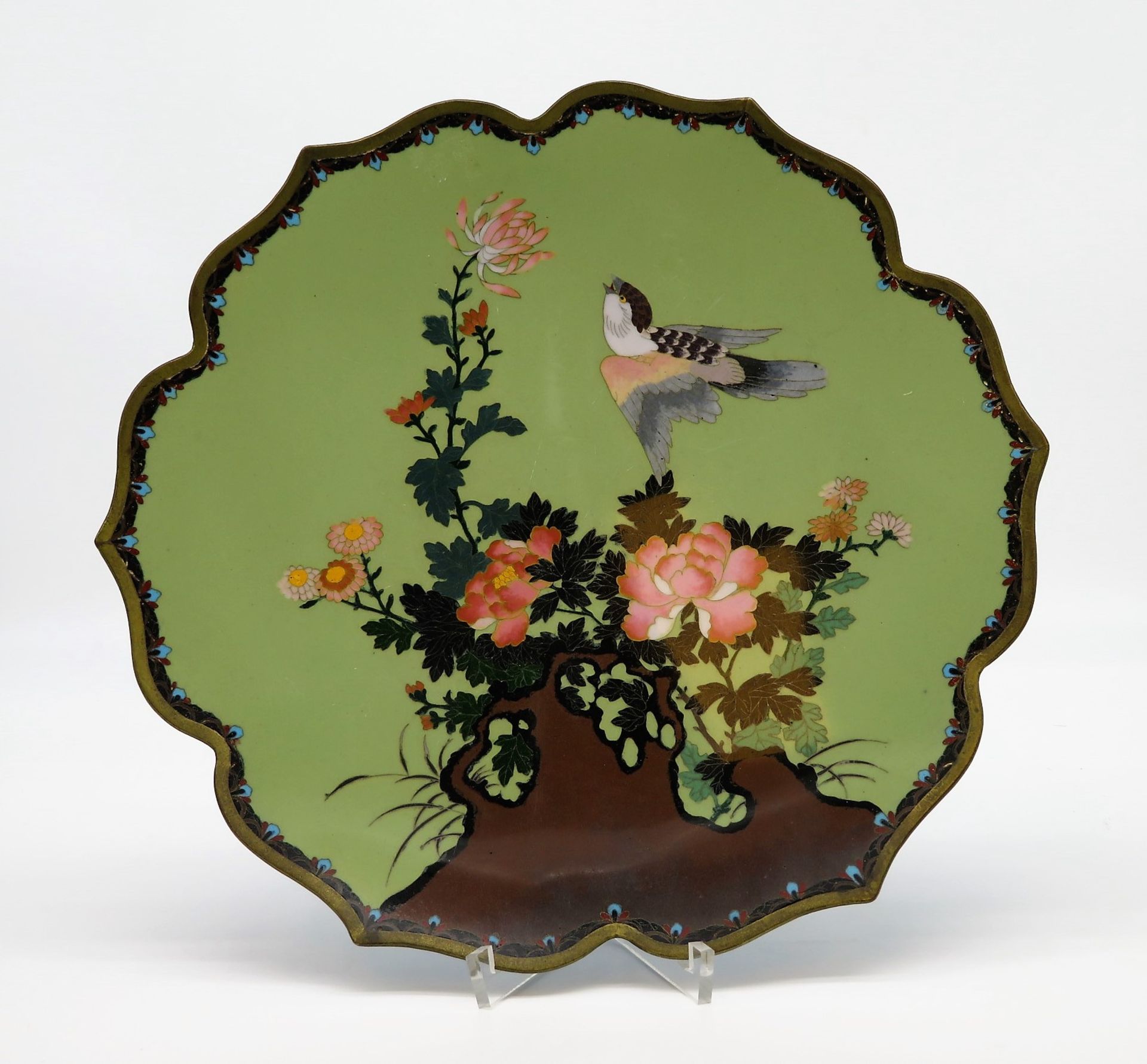 Cloisonné Teller, Japan, Meiji Periode, 1868 - 1912, farbiger Zellenschmelz mit feinem Blumen- und 