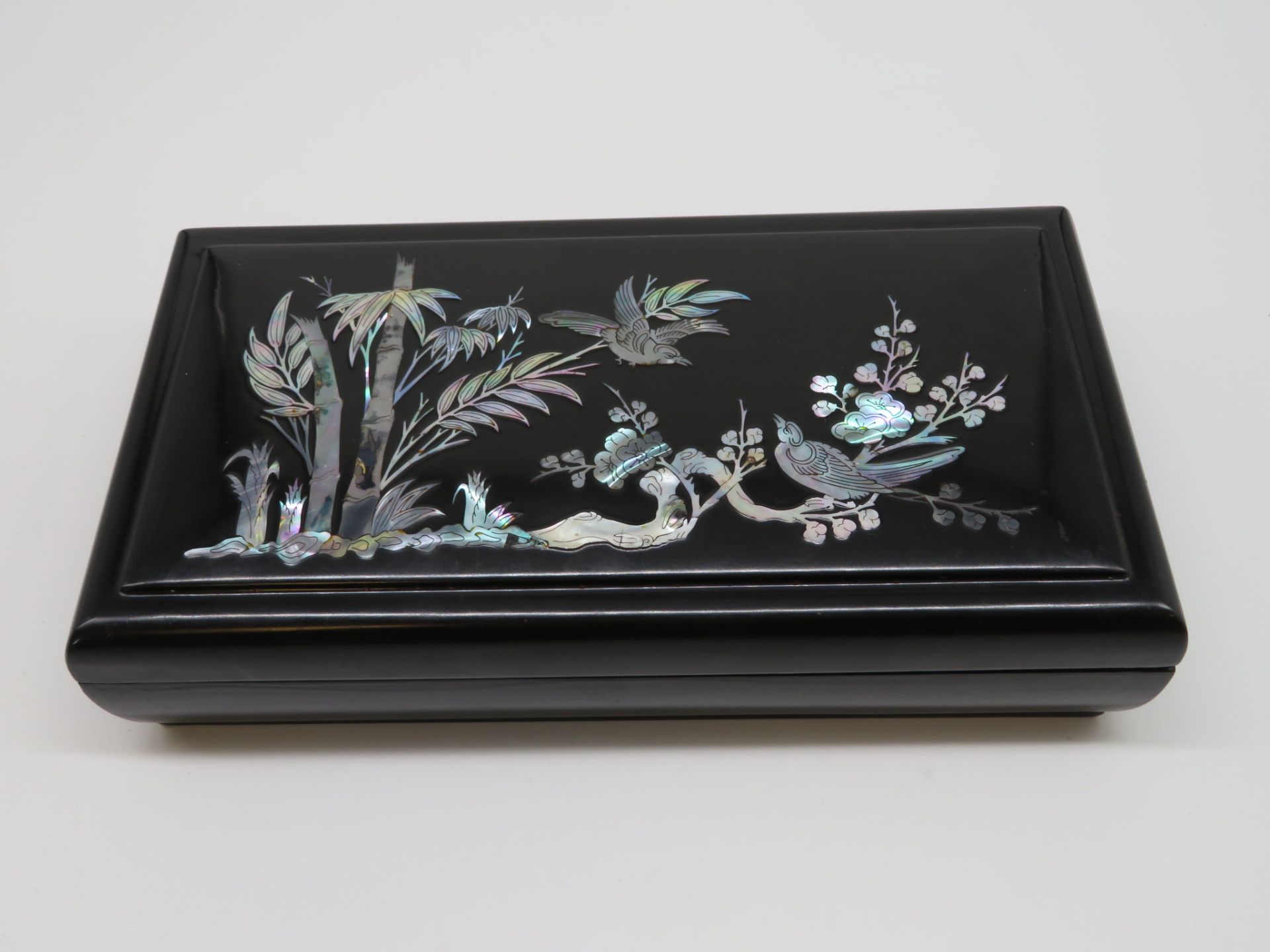 Schatulle mit Perlmutteinlagen, wohl China, Perlmutteinlagen von Bambus, Vögeln und Blüten auf schw