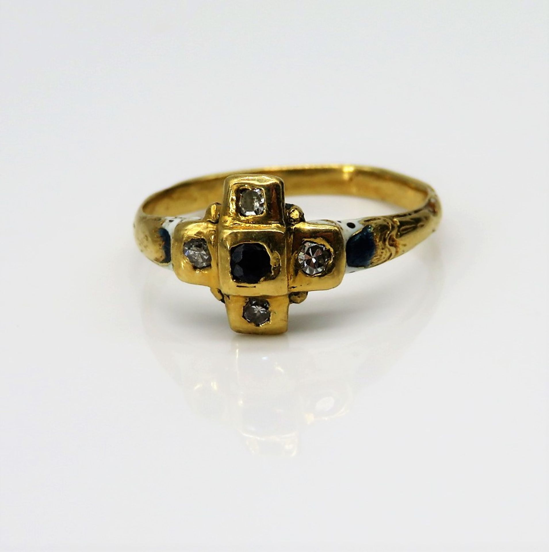 Antiker Ring, 17. Jahrhundert, Saphir und 4 Diamanten, teils mit polychromer Emaillierung, Gelbgold